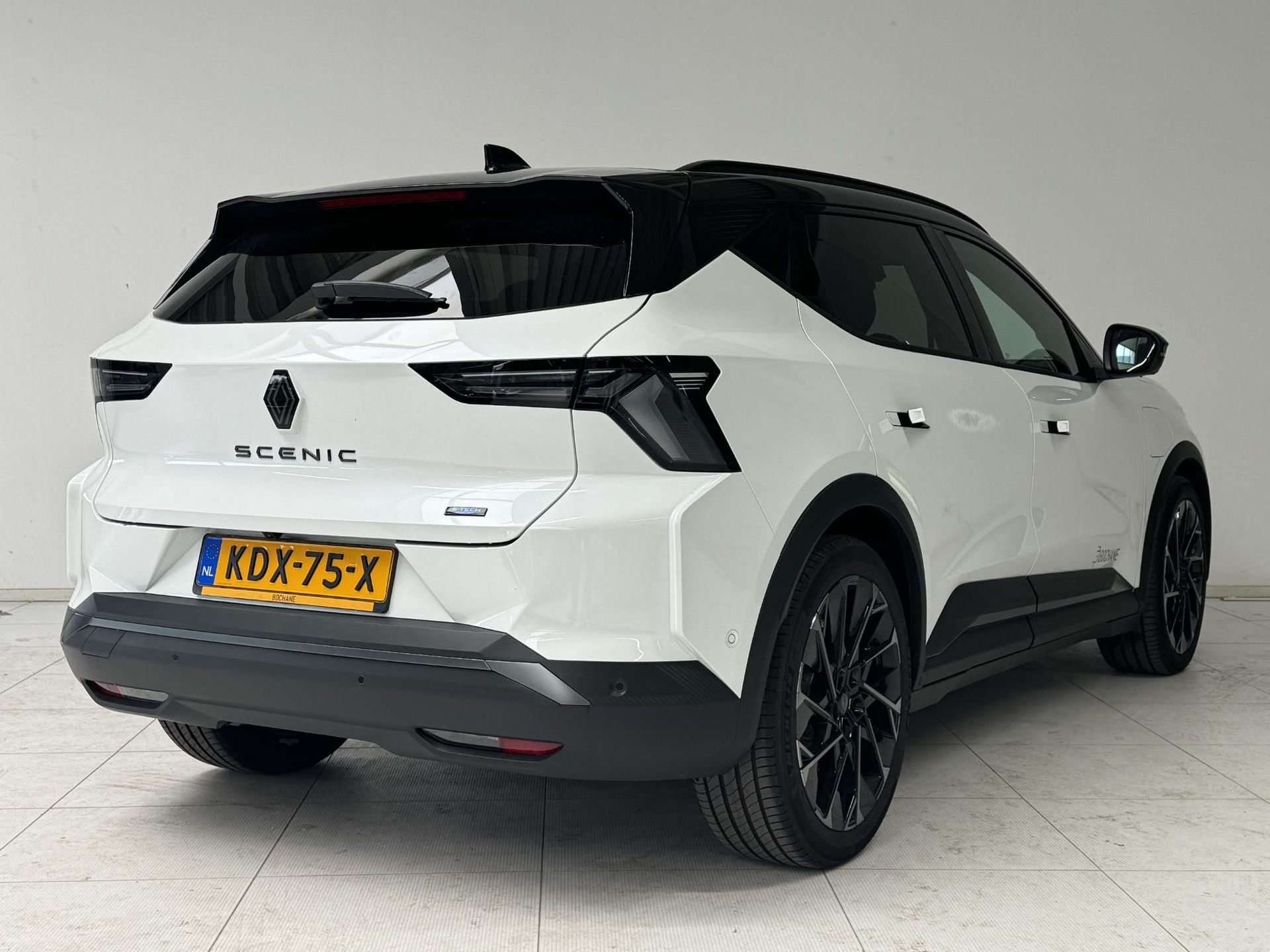 Renault Scénic met kenteken KDX-75-X – achteraanzicht