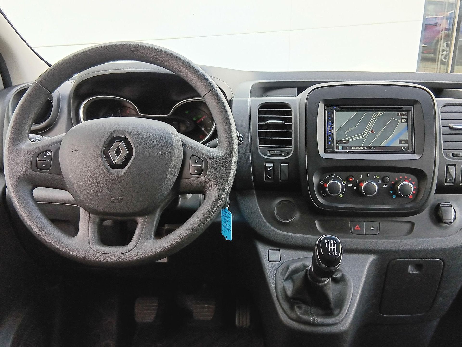 Renault Trafic met kenteken P-366-LH – interieur