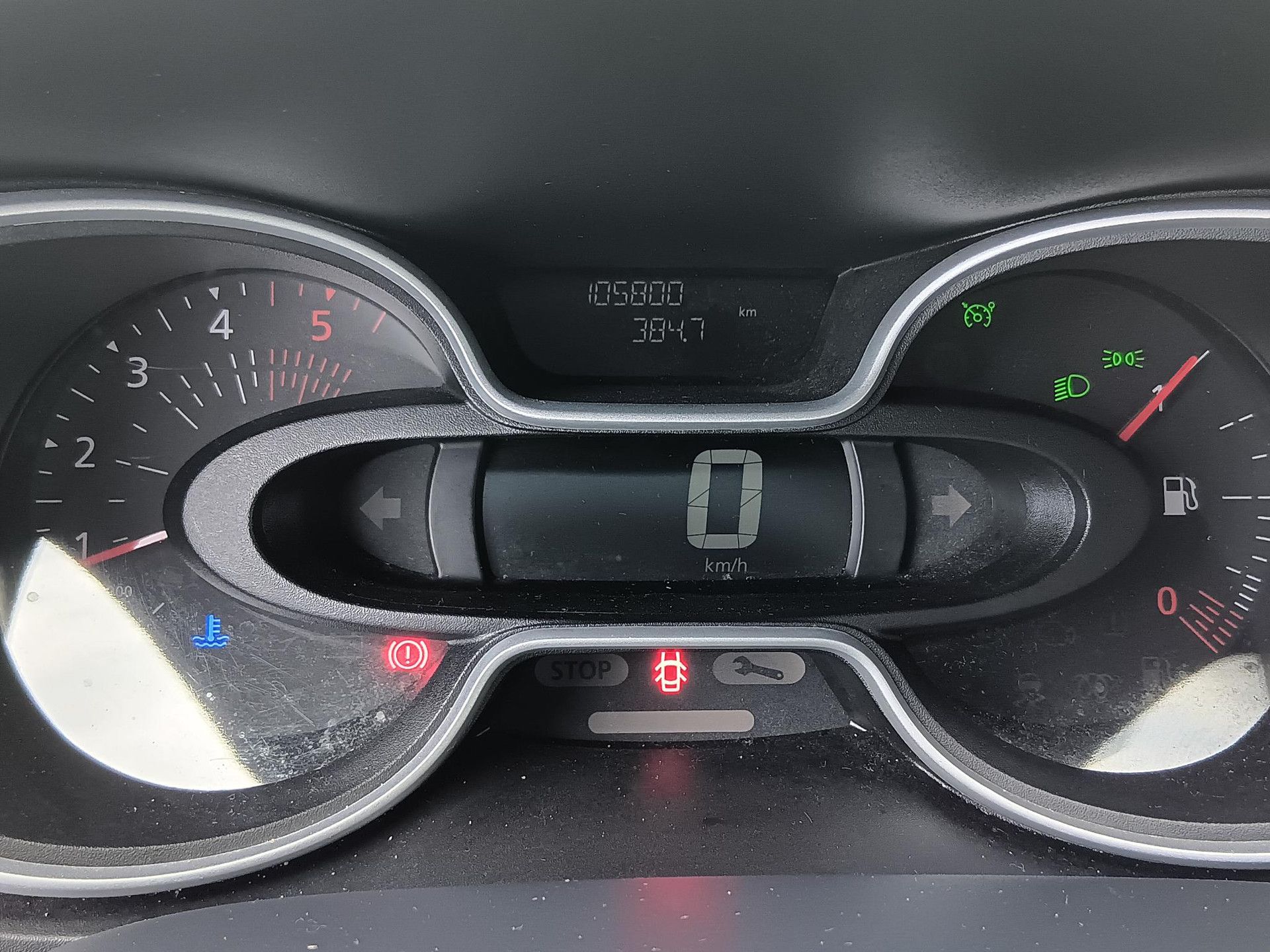 Renault Trafic met kenteken P-366-LH – dashboard