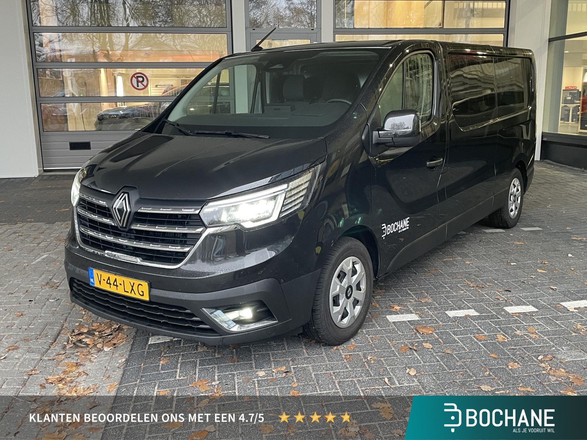 Renault Trafic met kenteken V-44-LXG – vooraanzicht