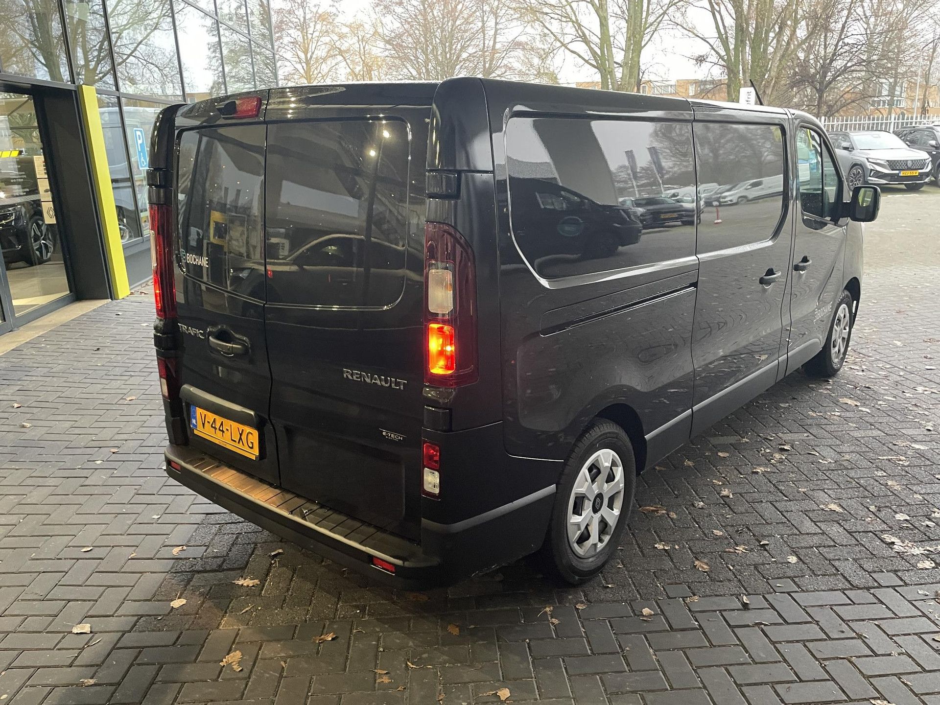 Renault Trafic met kenteken V-44-LXG – achteraanzicht