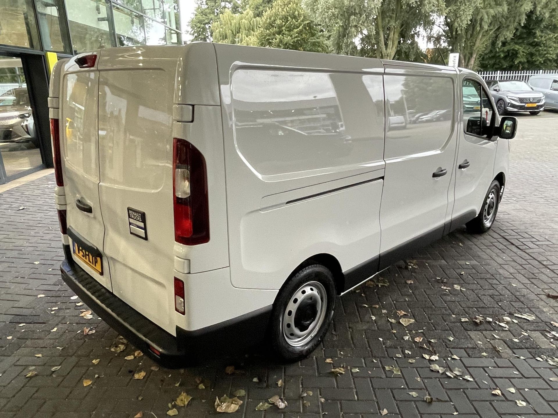 Renault Trafic met kenteken V-51-LTP – achteraanzicht