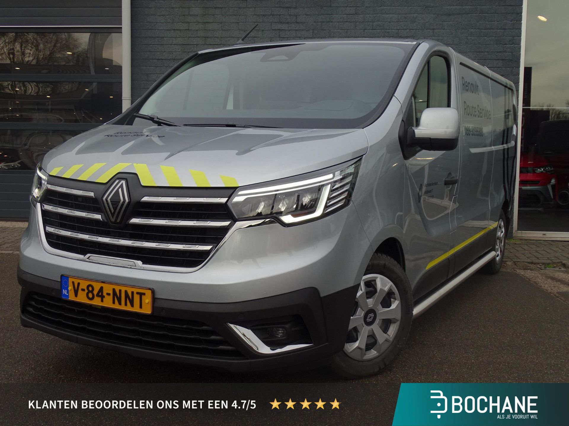Renault Trafic met kenteken V-84-NNT – vooraanzicht
