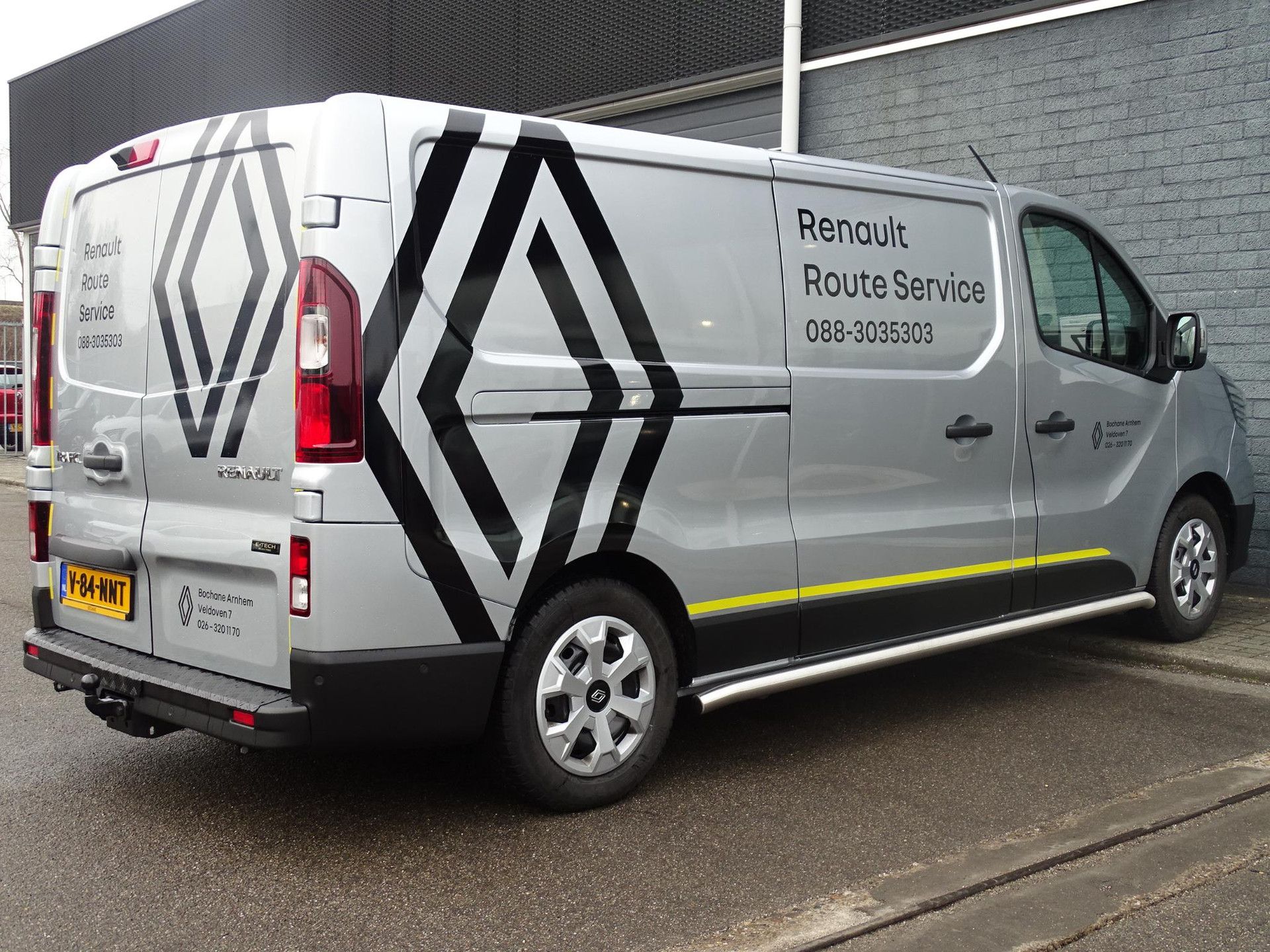 Renault Trafic met kenteken V-84-NNT – achteraanzicht