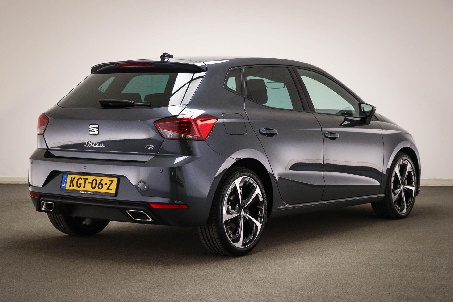 SEAT Ibiza met kenteken KGT-06-Z – achteraanzicht