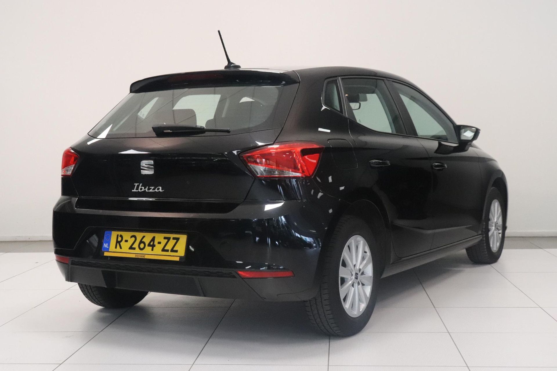 SEAT Ibiza met kenteken R-264-ZZ – achteraanzicht