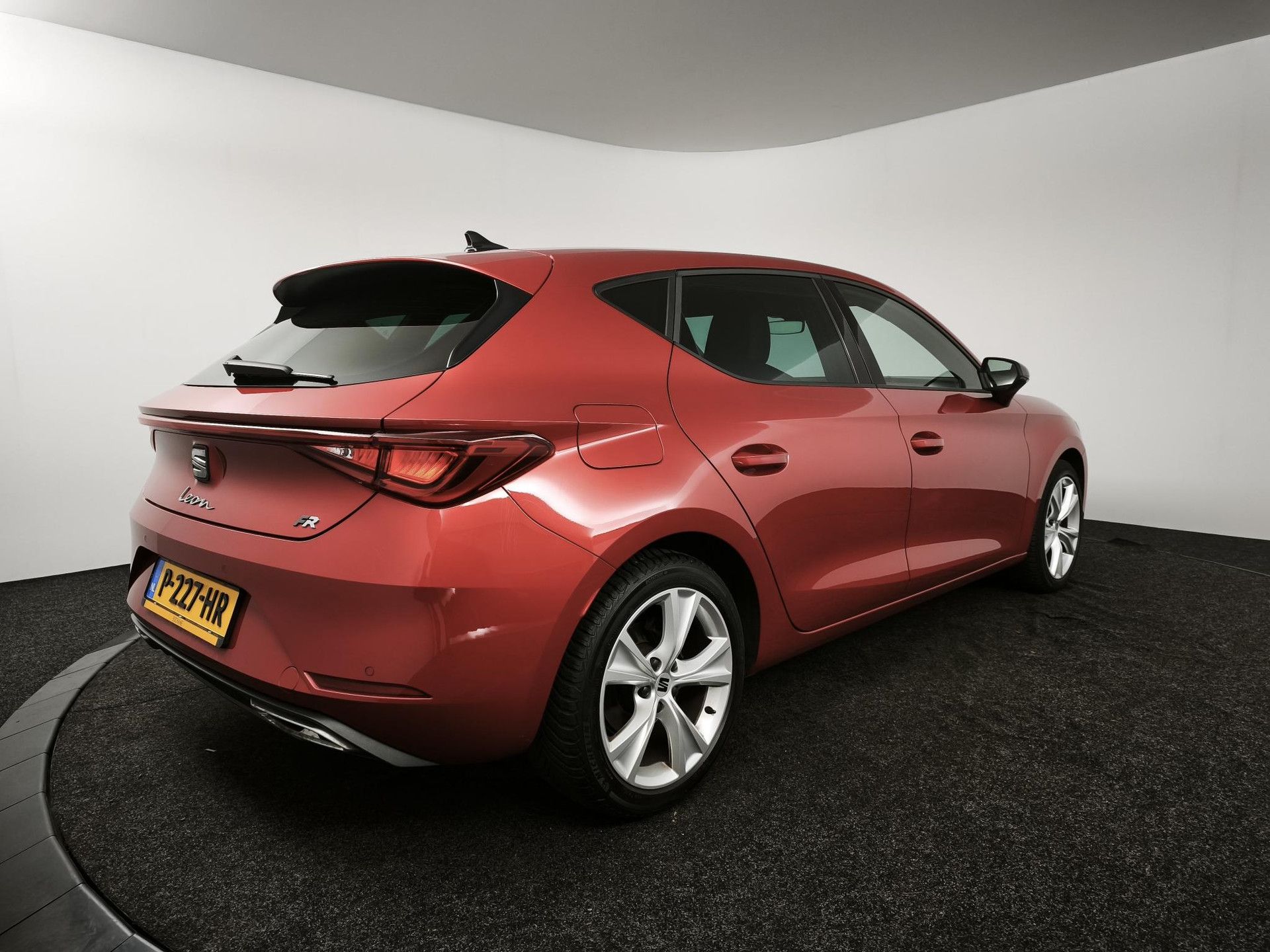 SEAT Leon met kenteken P-227-HR – achteraanzicht