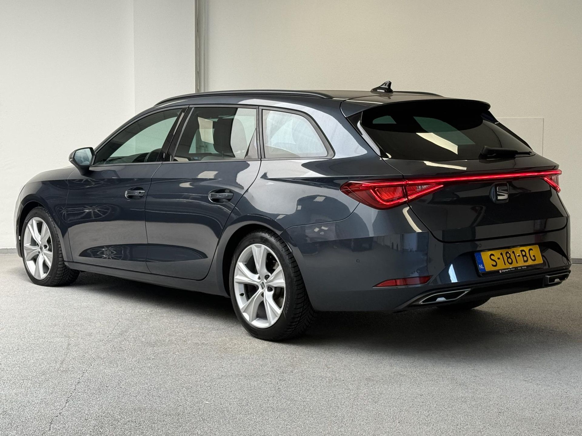 SEAT Leon met kenteken S-181-BG – achteraanzicht