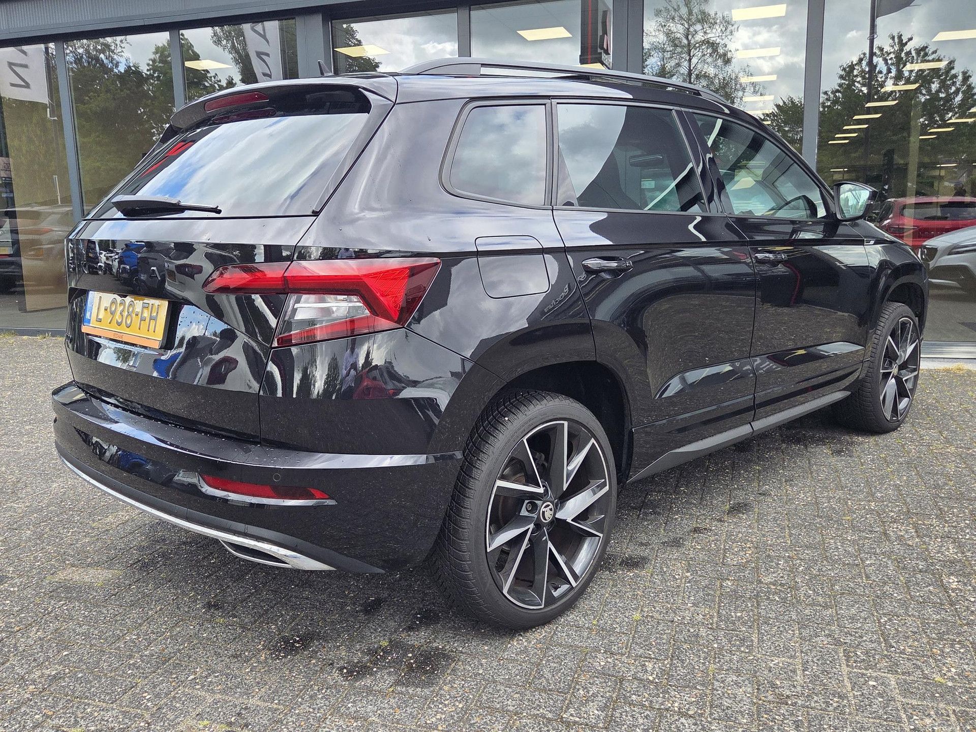 Skoda Karoq met kenteken L-938-FH – achteraanzicht