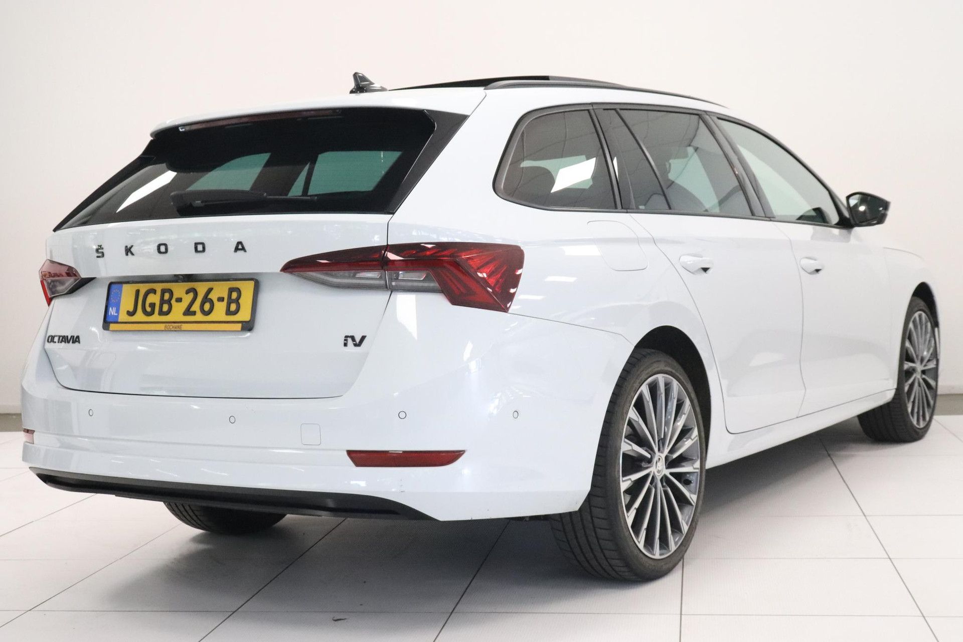 Skoda Octavia met kenteken JGB-26-B – achteraanzicht