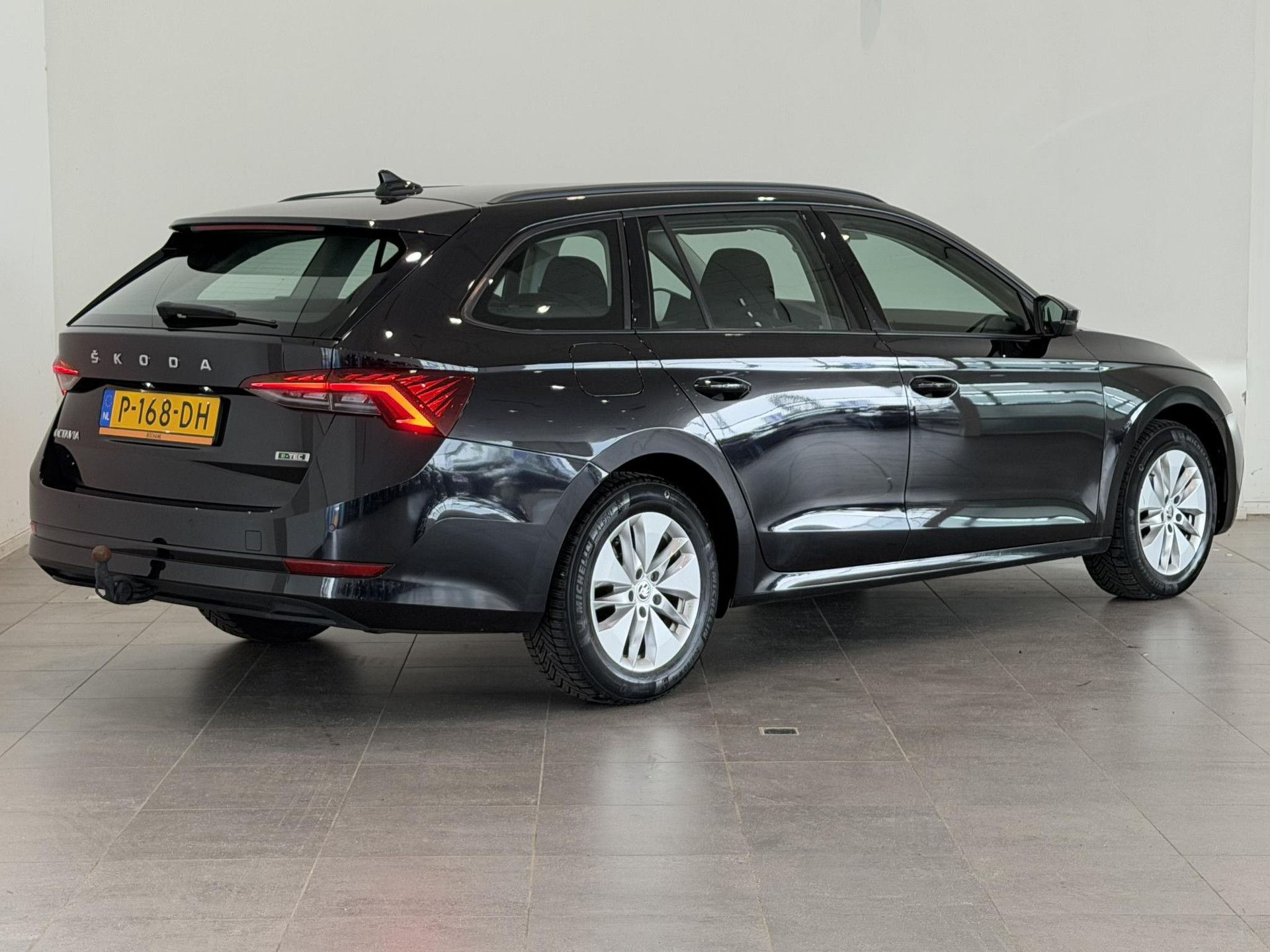 Skoda Octavia met kenteken P-168-DH – achteraanzicht