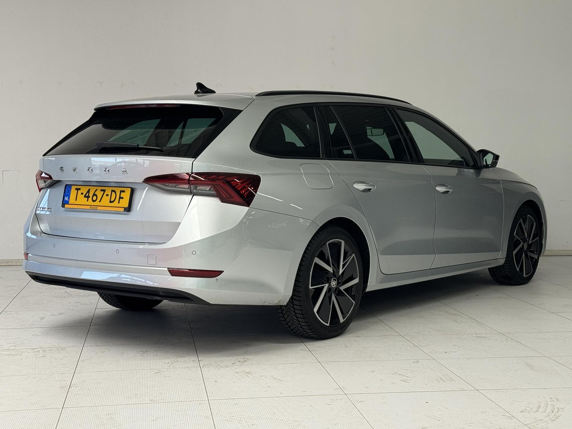 Skoda Octavia met kenteken T-467-DF – achteraanzicht