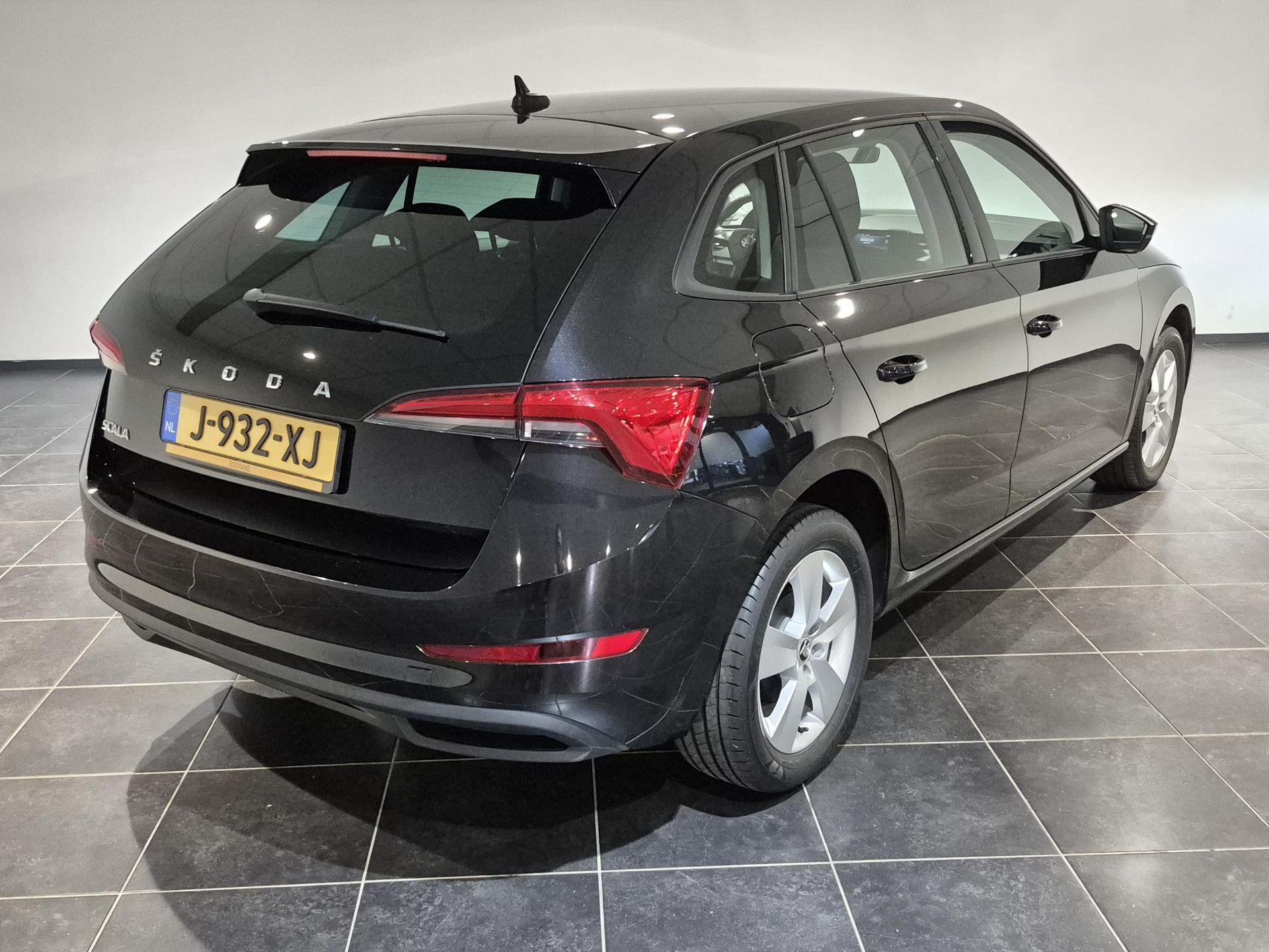 Skoda Scala met kenteken J-932-XJ – achteraanzicht