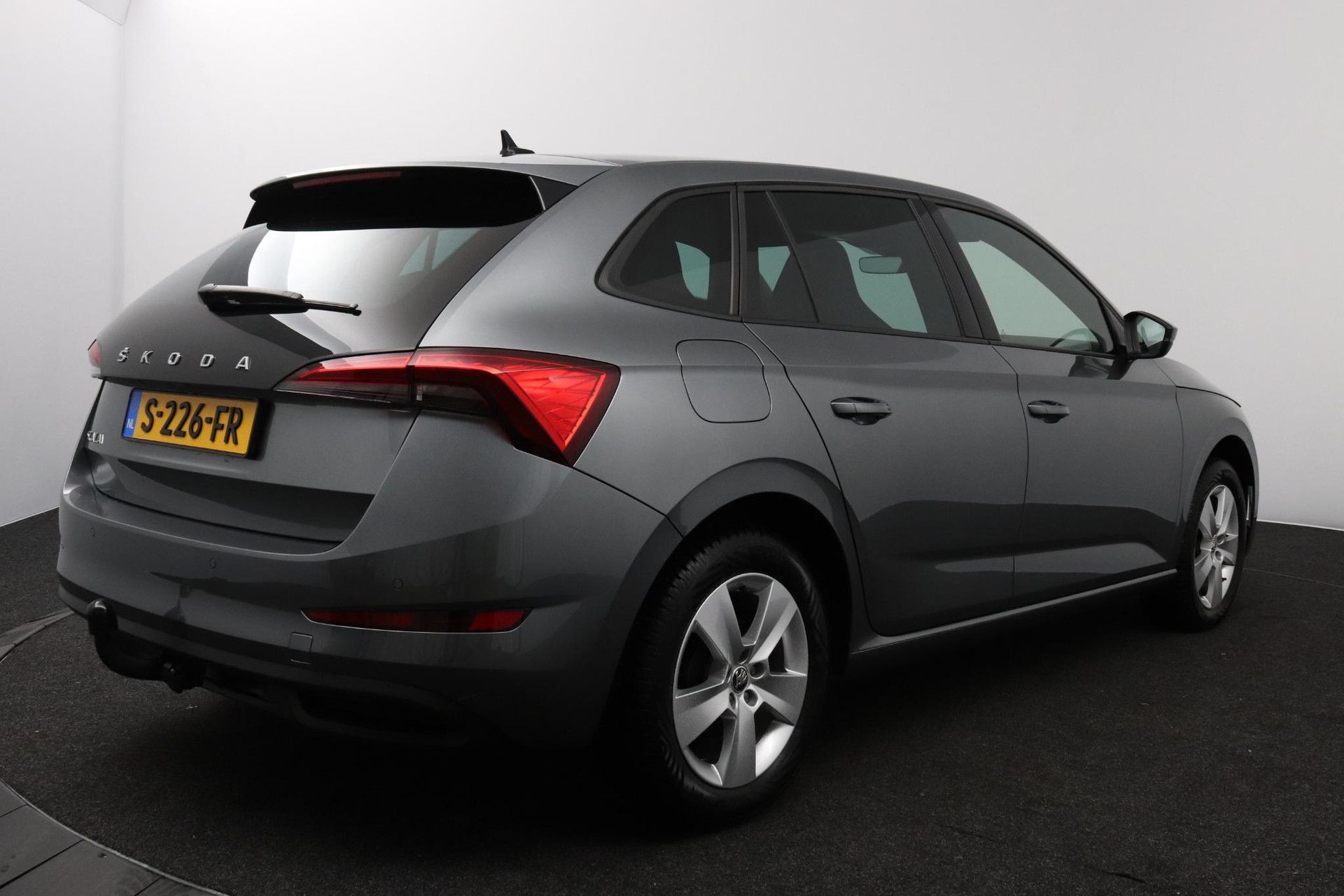 Skoda Scala met kenteken S-226-FR – achteraanzicht