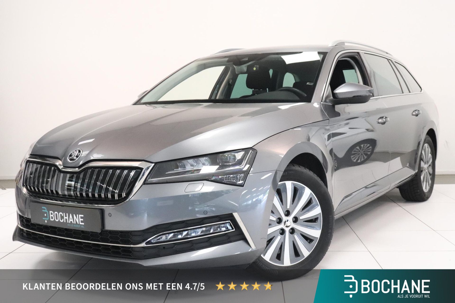 Skoda Superb met kenteken KKF-51-H – vooraanzicht