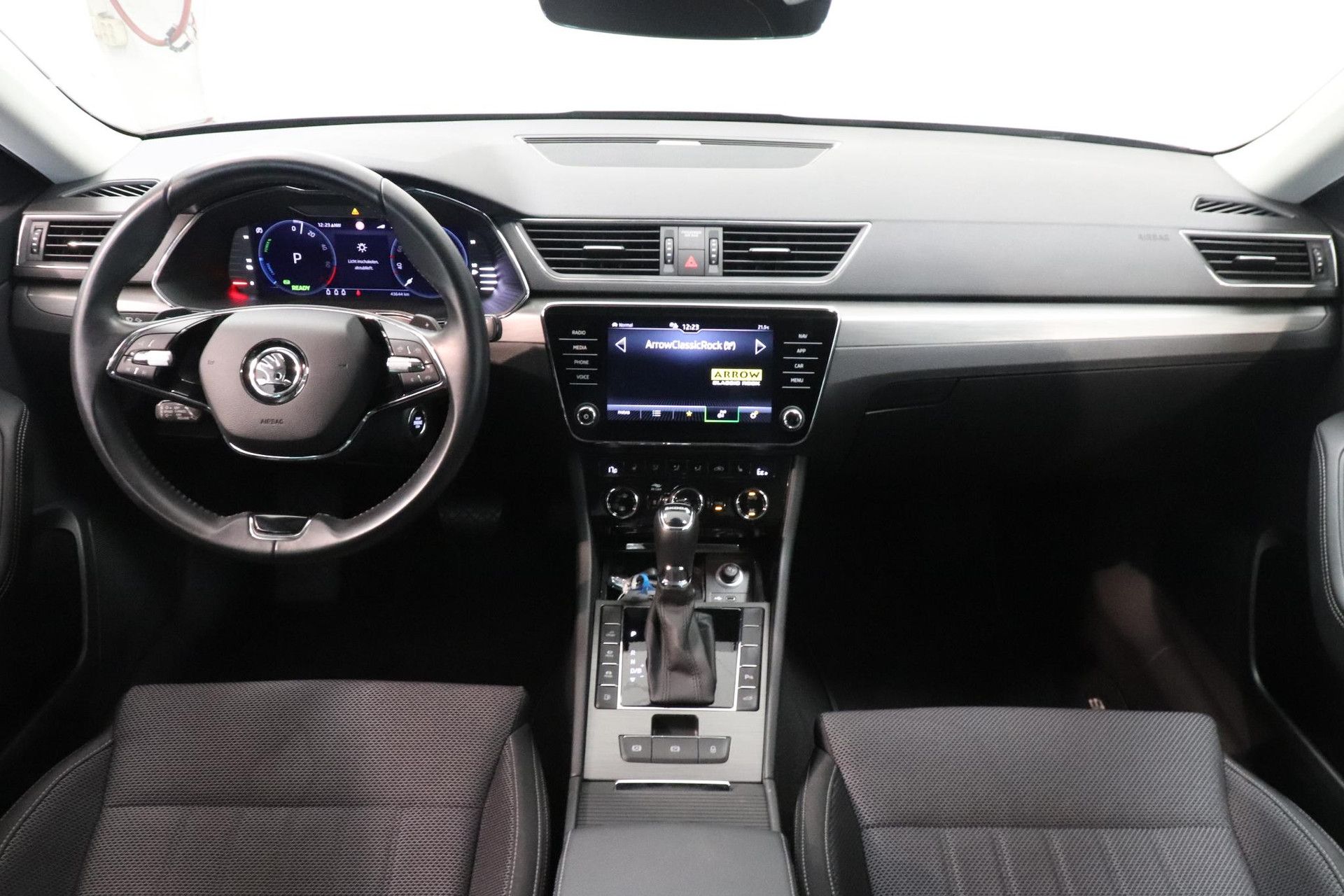 Skoda Superb met kenteken KKF-51-H – achteraanzicht