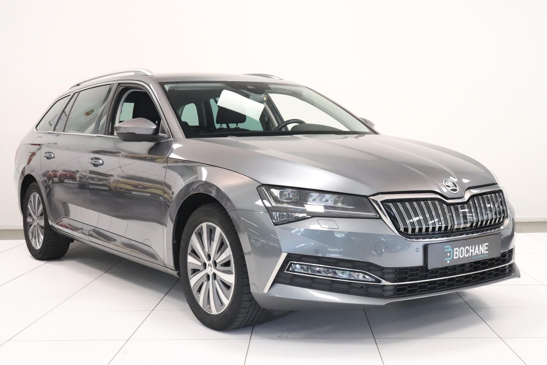 Skoda Superb met kenteken KKF-51-H – detailfoto