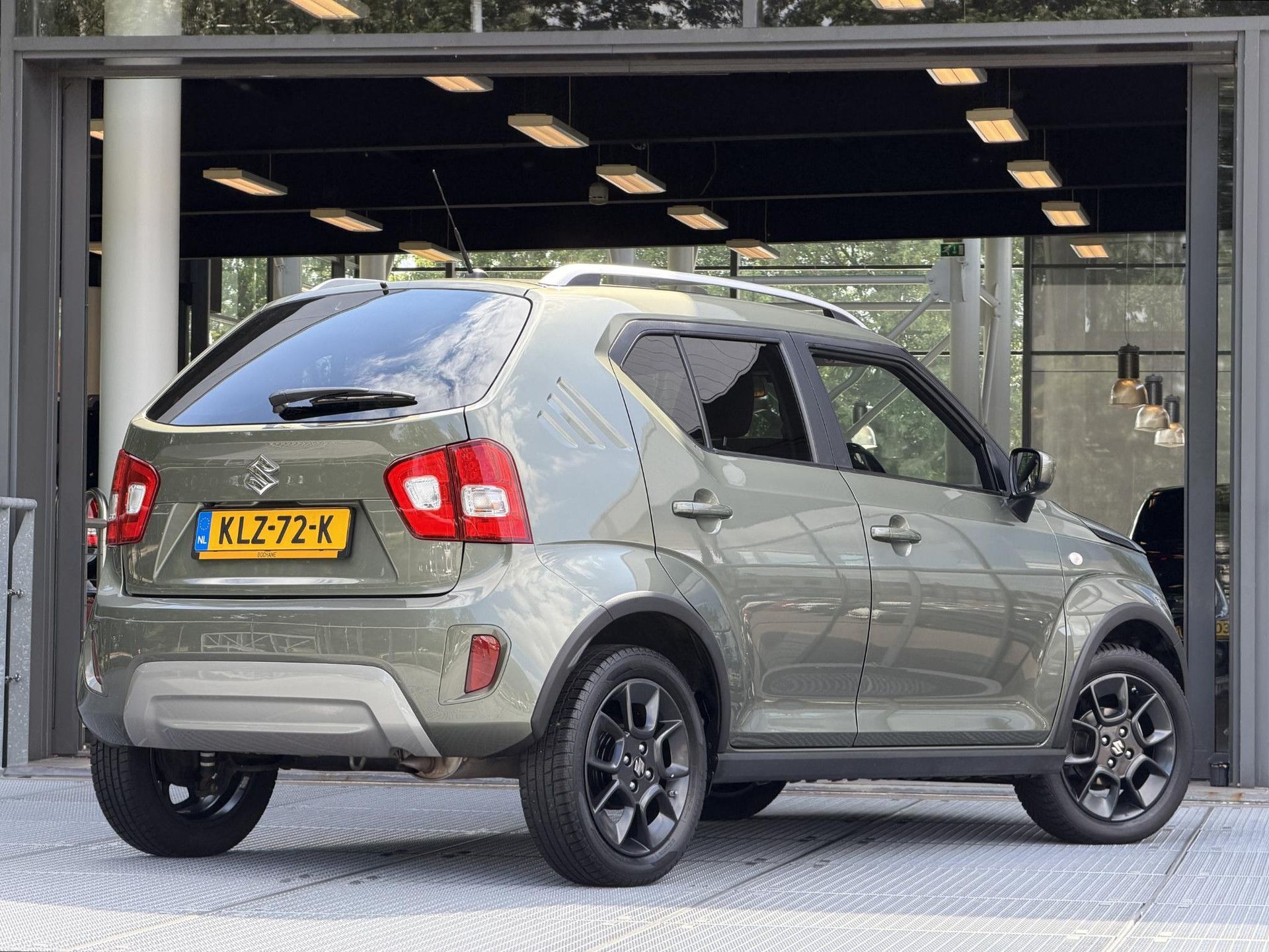 Suzuki Ignis met kenteken KLZ-72-K – achteraanzicht
