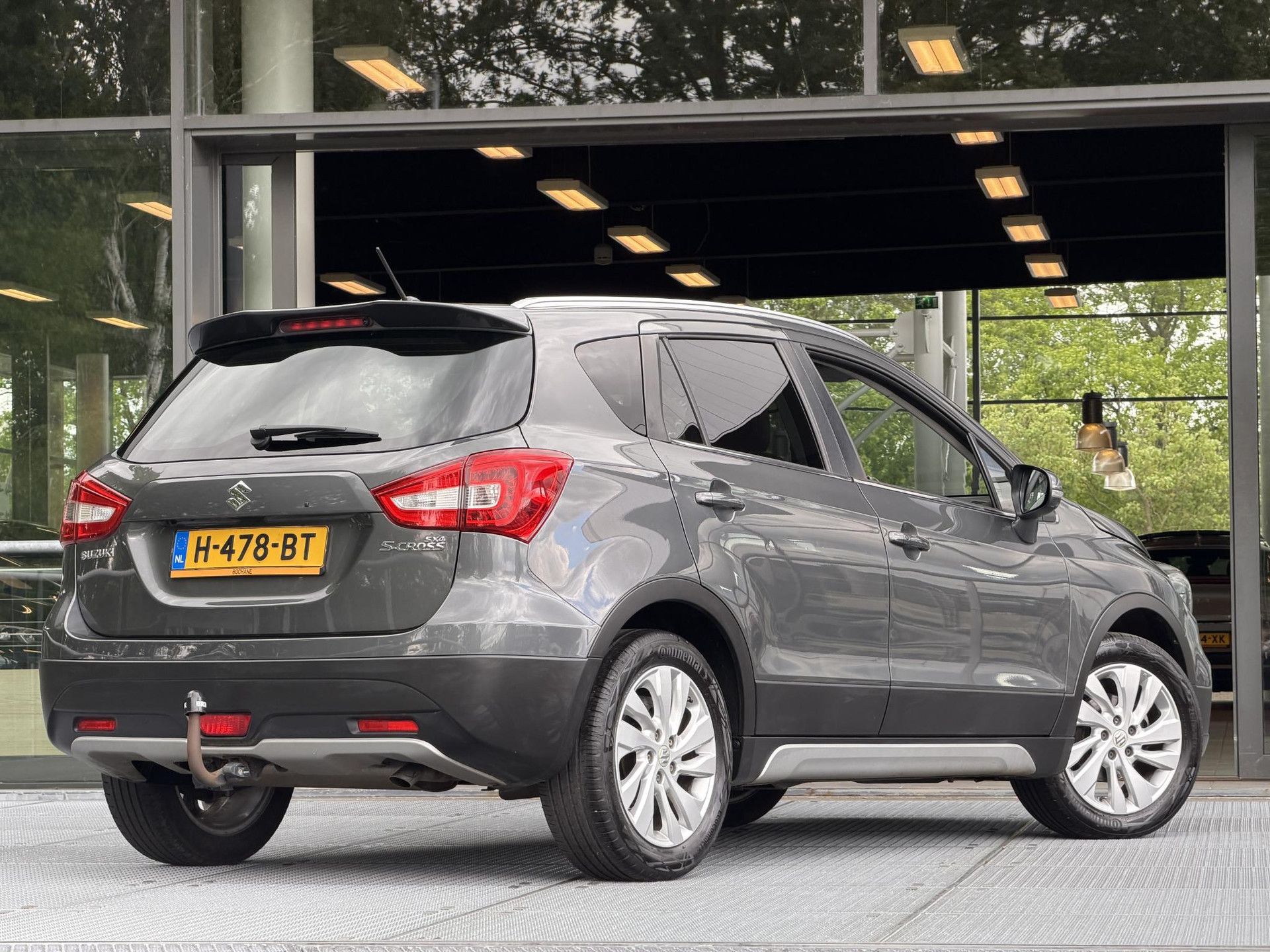 Suzuki S-Cross met kenteken H-478-BT – achteraanzicht