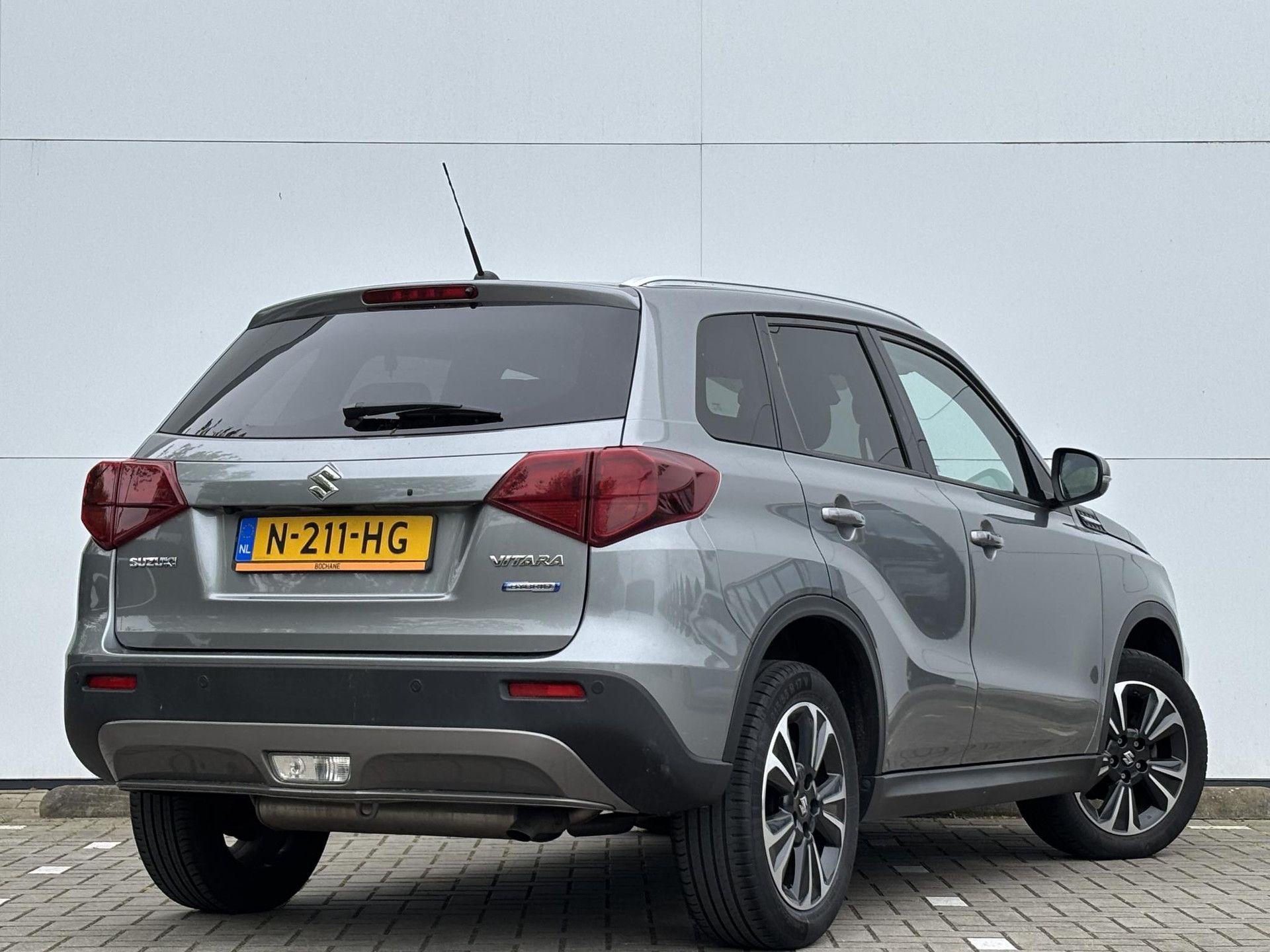 Suzuki Vitara met kenteken N-211-HG – achteraanzicht