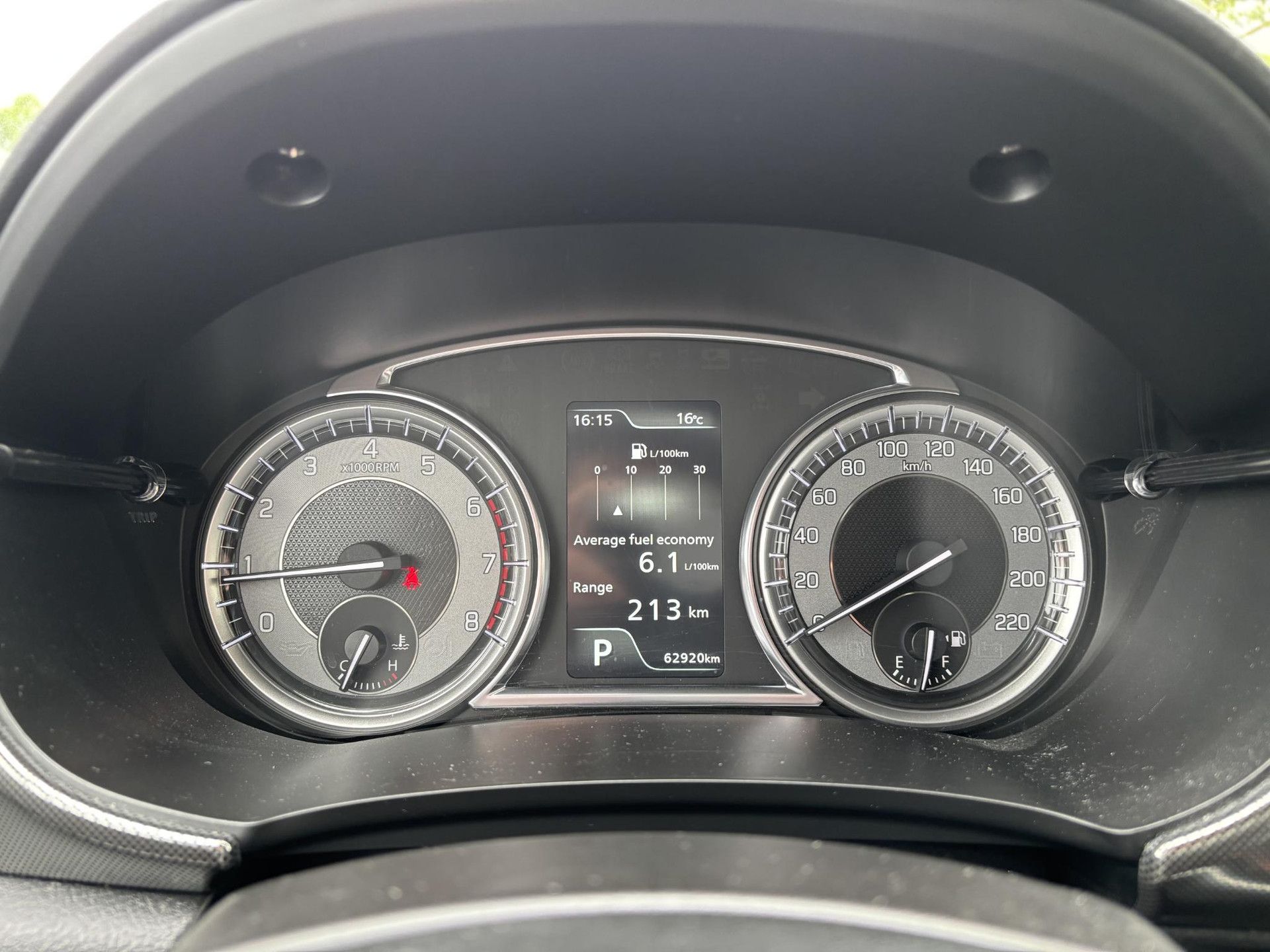 Suzuki Vitara met kenteken N-211-HG – dashboard