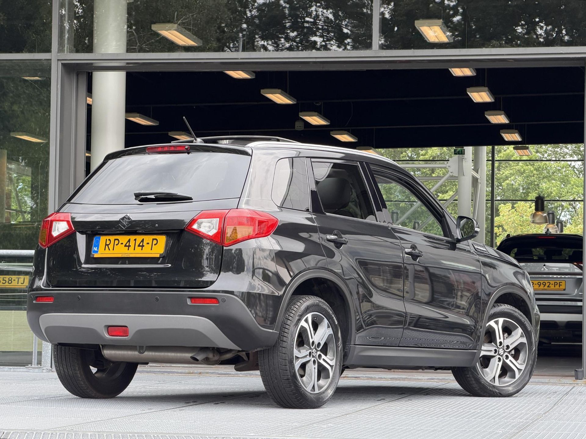 Suzuki Vitara met kenteken RP-414-P – achteraanzicht