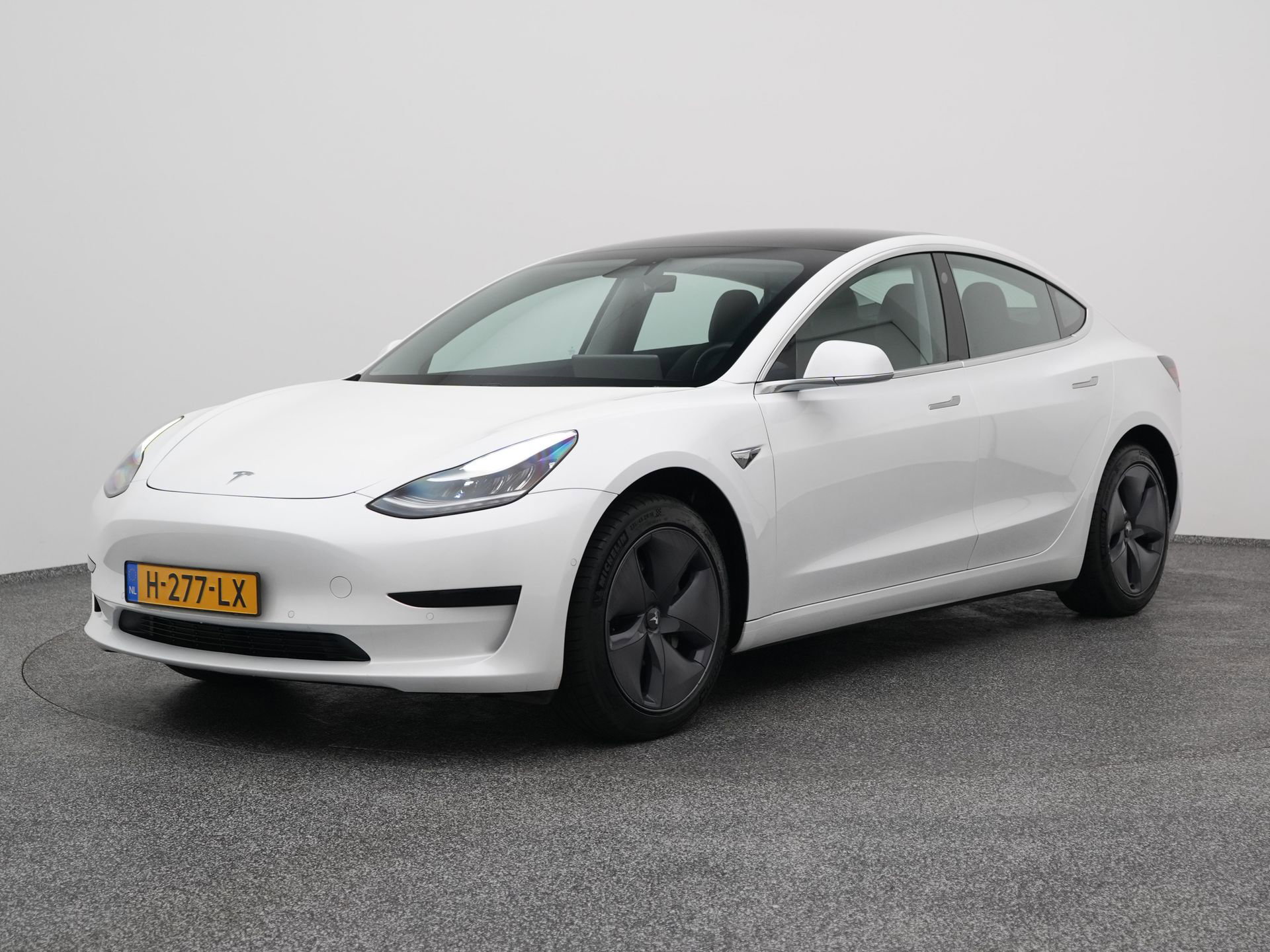 Tesla Model met kenteken H-277-LX – vooraanzicht