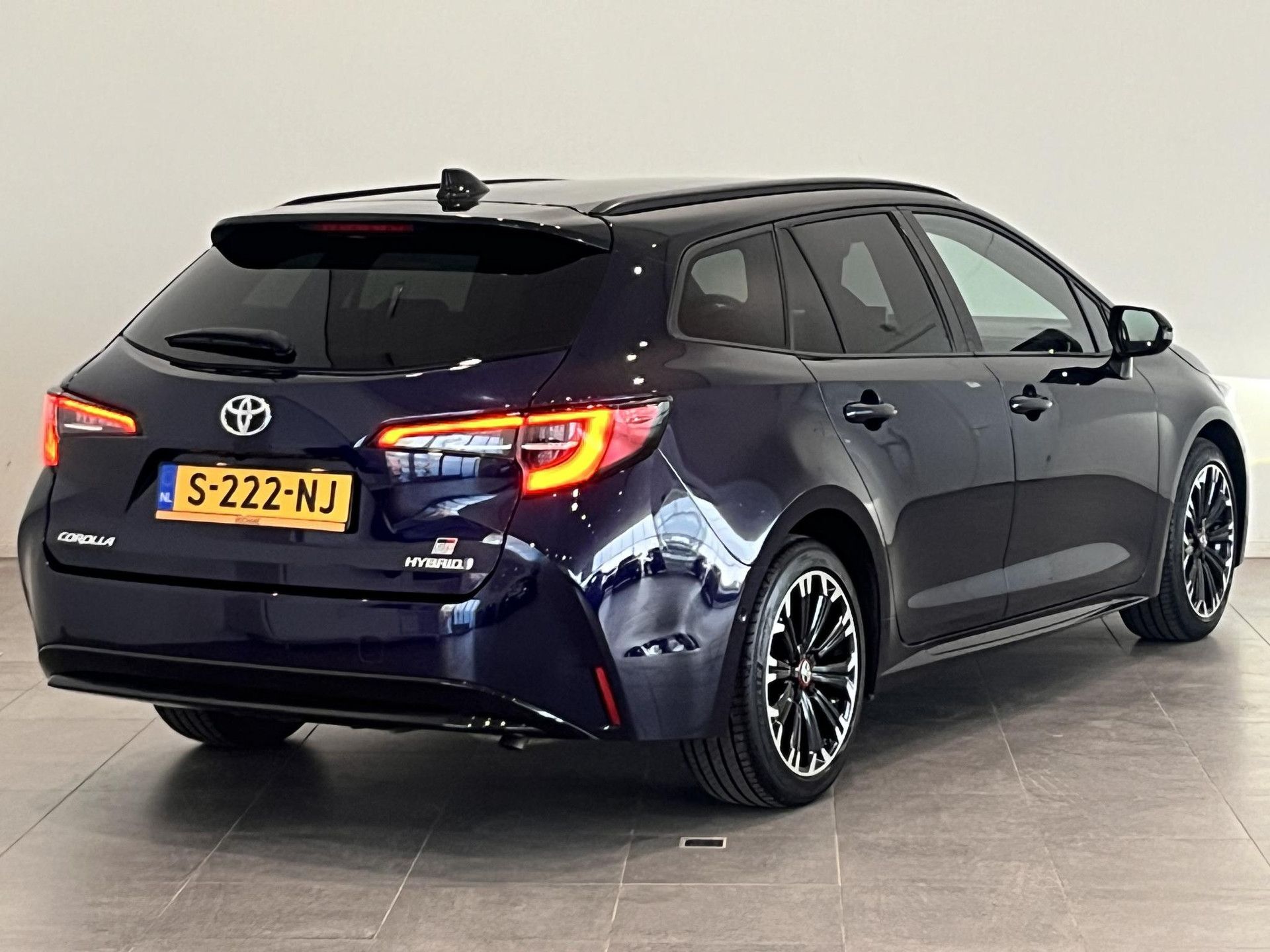 Toyota CorollaTouringSports met kenteken S-222-NJ – achteraanzicht
