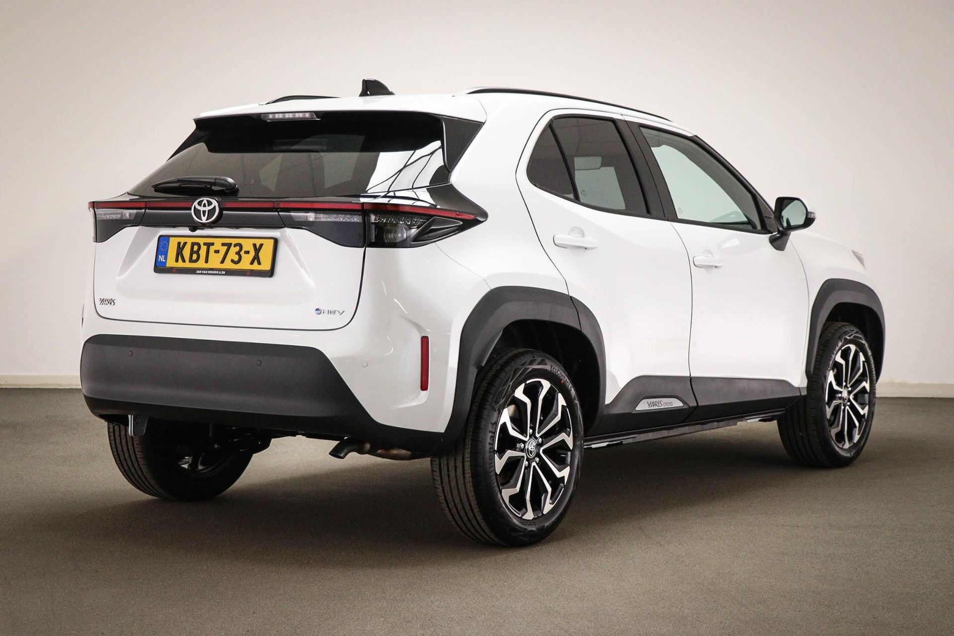 Toyota YarisCross met kenteken KBT-73-X – achteraanzicht
