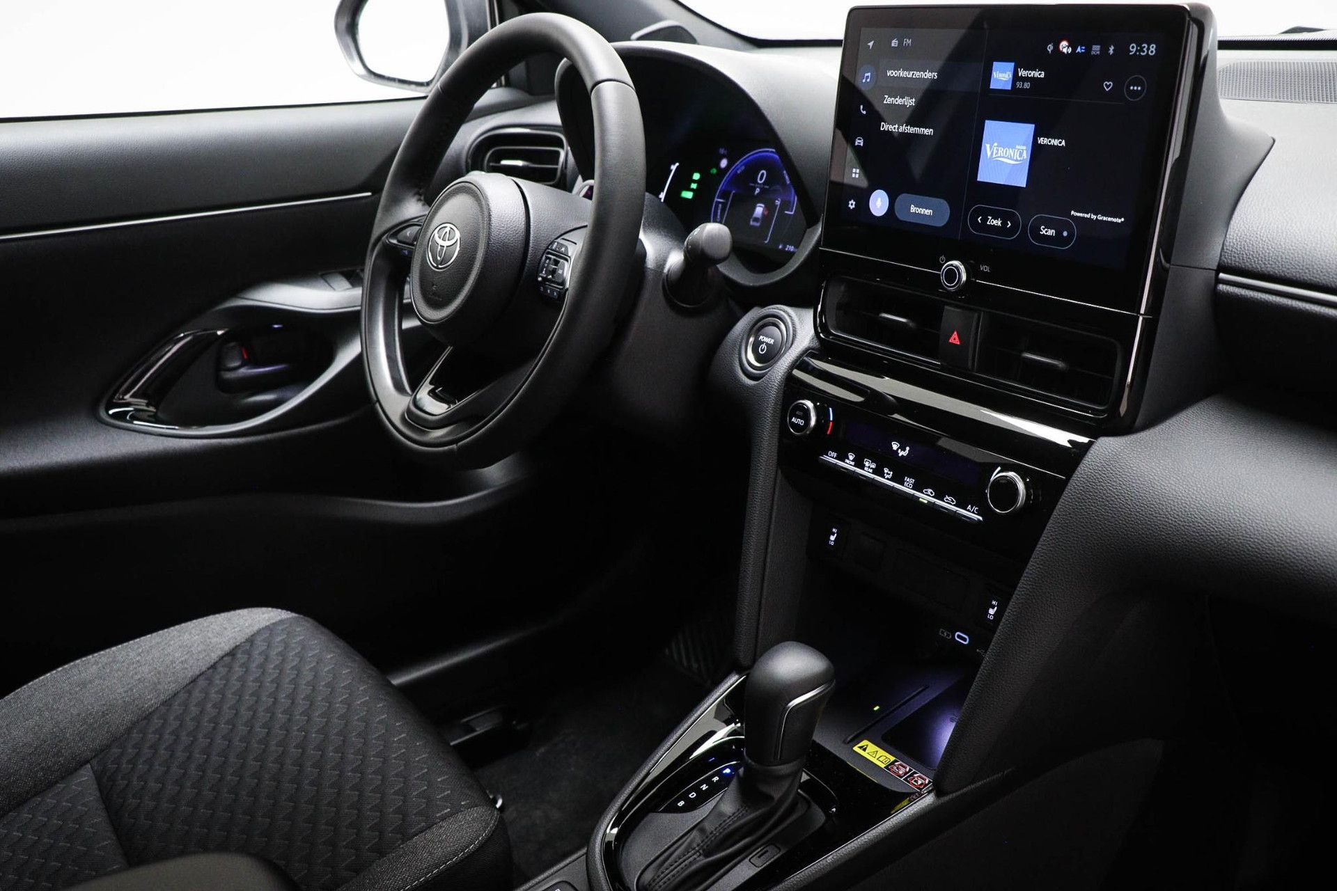 Toyota YarisCross met kenteken KBT-73-X – dashboard