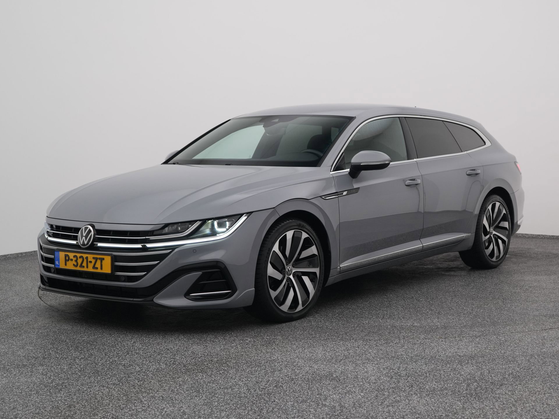 Volkswagen Arteon met kenteken P-321-ZT – vooraanzicht
