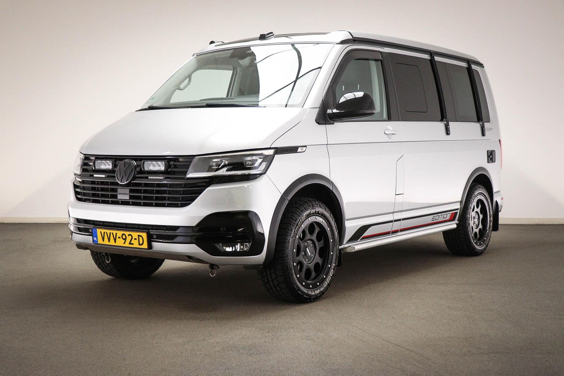 Volkswagen California met kenteken VVV-92-D – achteraanzicht
