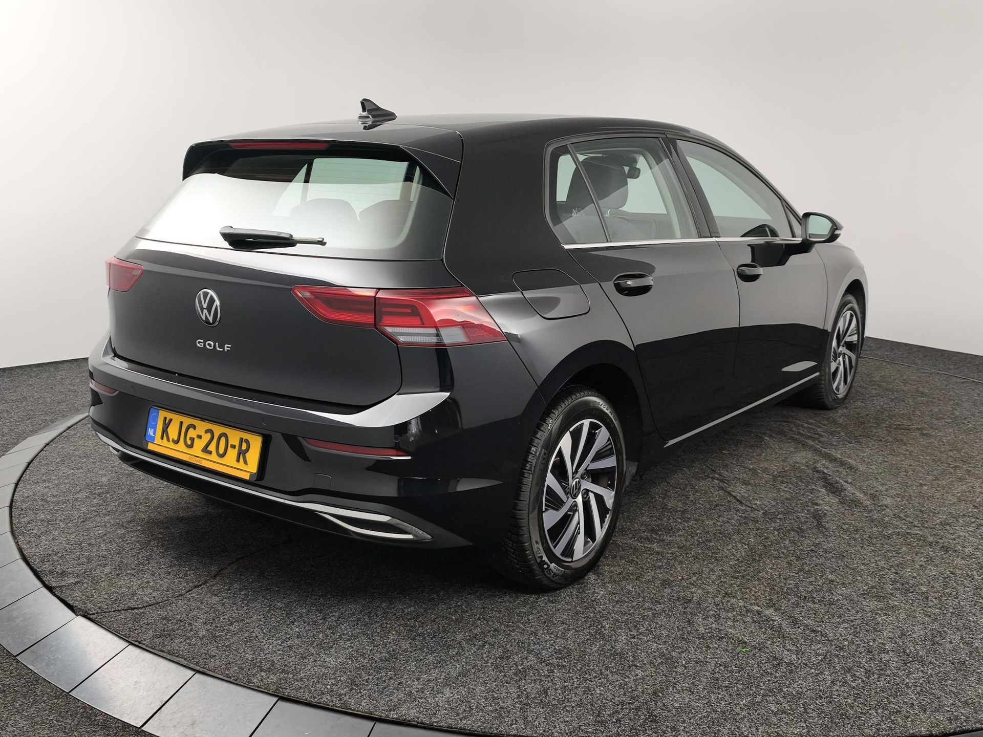 Volkswagen Golf met kenteken KJG-20-R – achteraanzicht