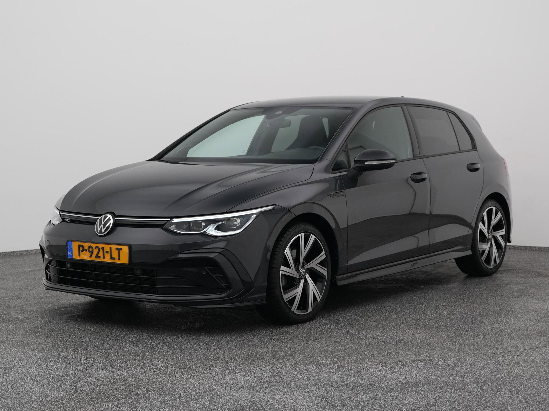 Volkswagen Golf met kenteken P-921-LT – vooraanzicht