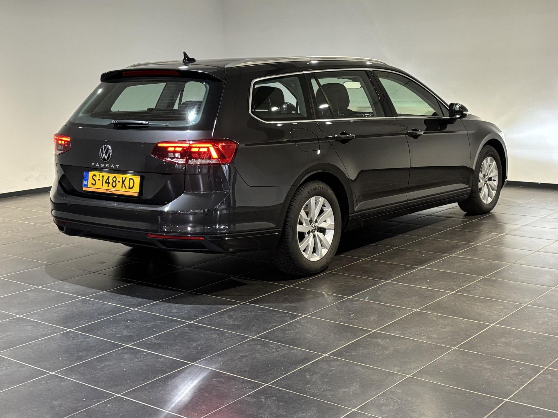 Volkswagen Passat met kenteken S-148-KD – achteraanzicht