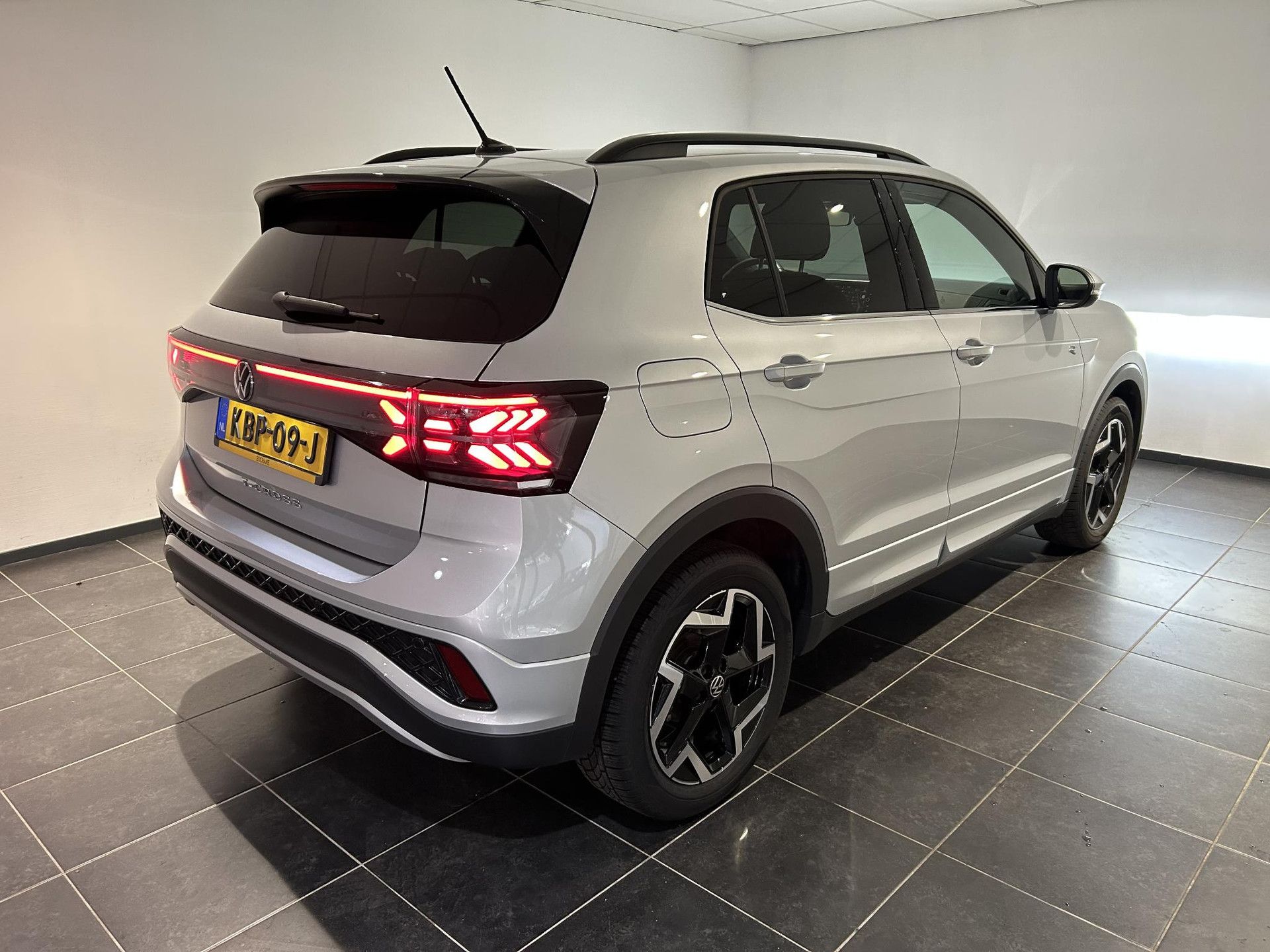 Volkswagen T-Cross met kenteken KBP-09-J – achteraanzicht