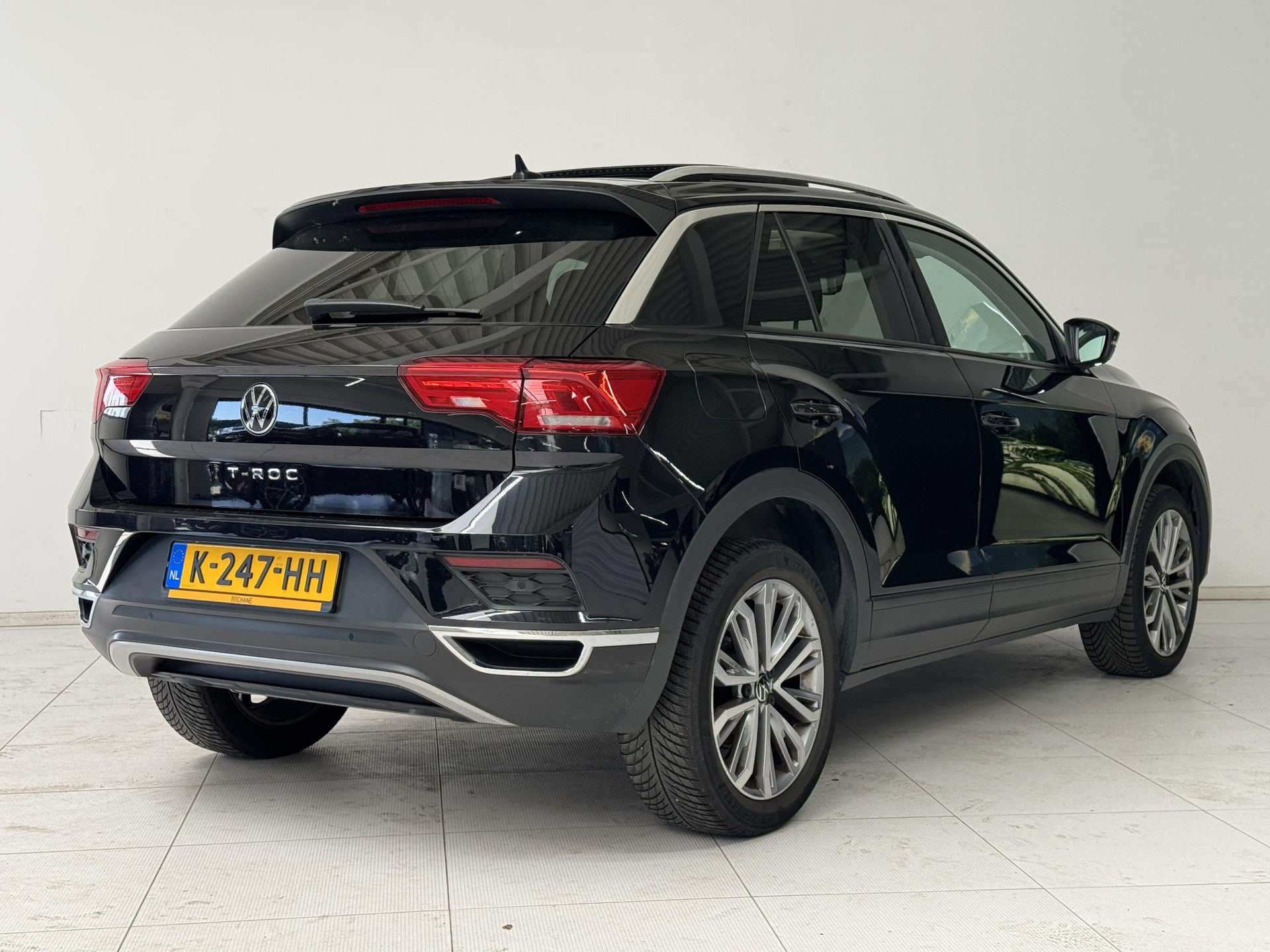 Volkswagen T-Roc met kenteken K-247-HH – achteraanzicht