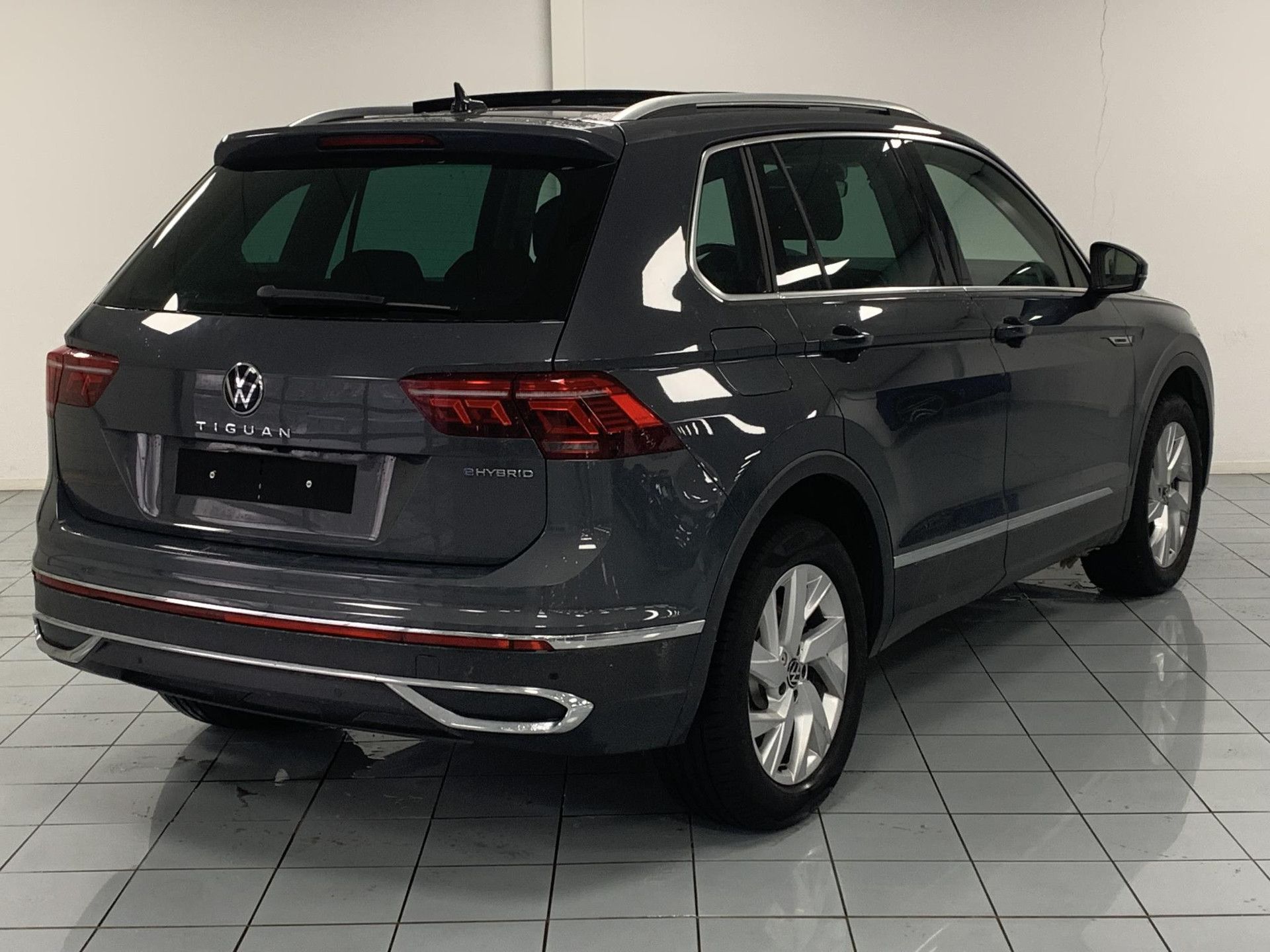 Volkswagen Tiguan met kenteken JRL-63-D – achteraanzicht