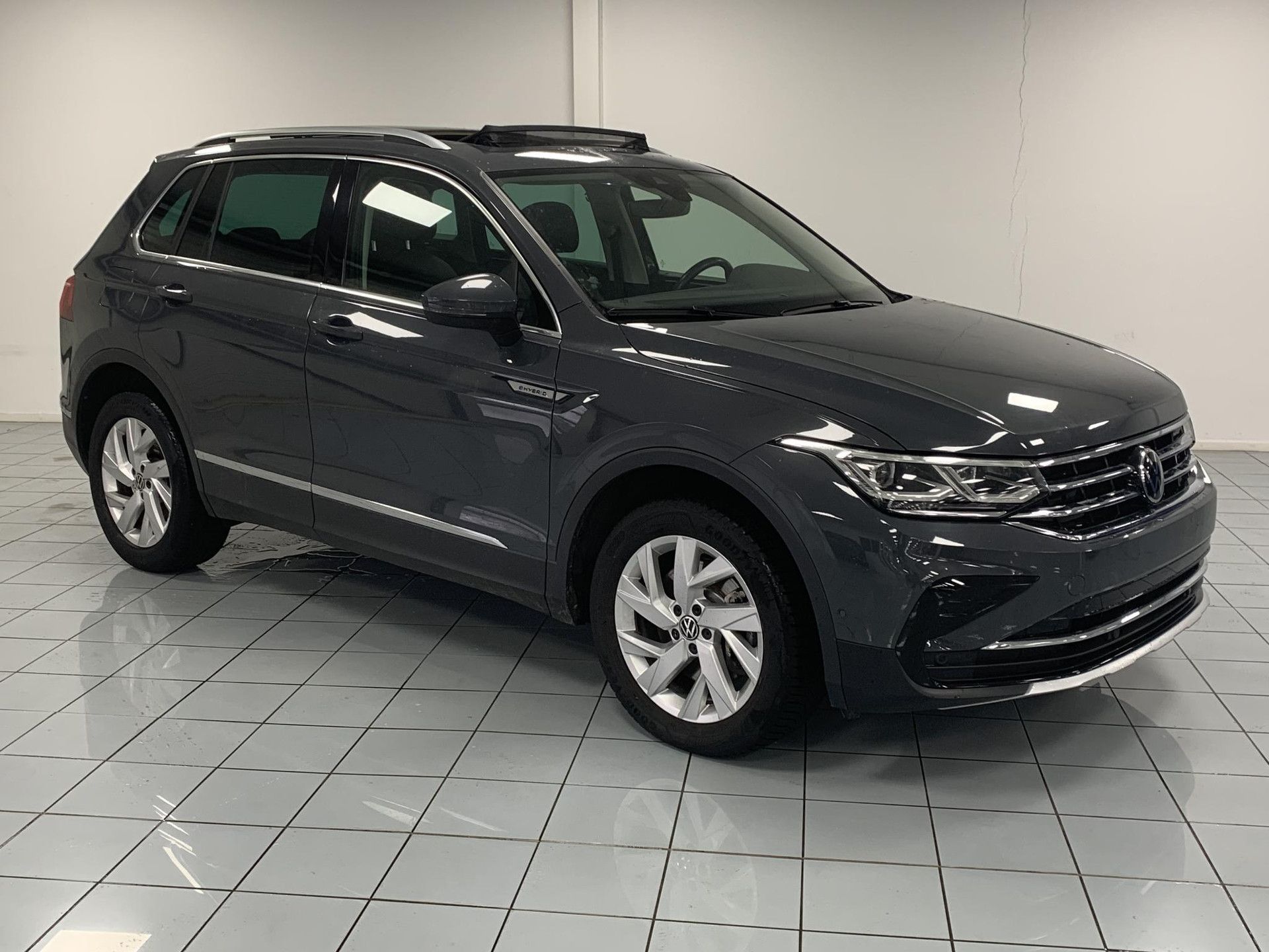Volkswagen Tiguan met kenteken JRL-63-D – detailfoto