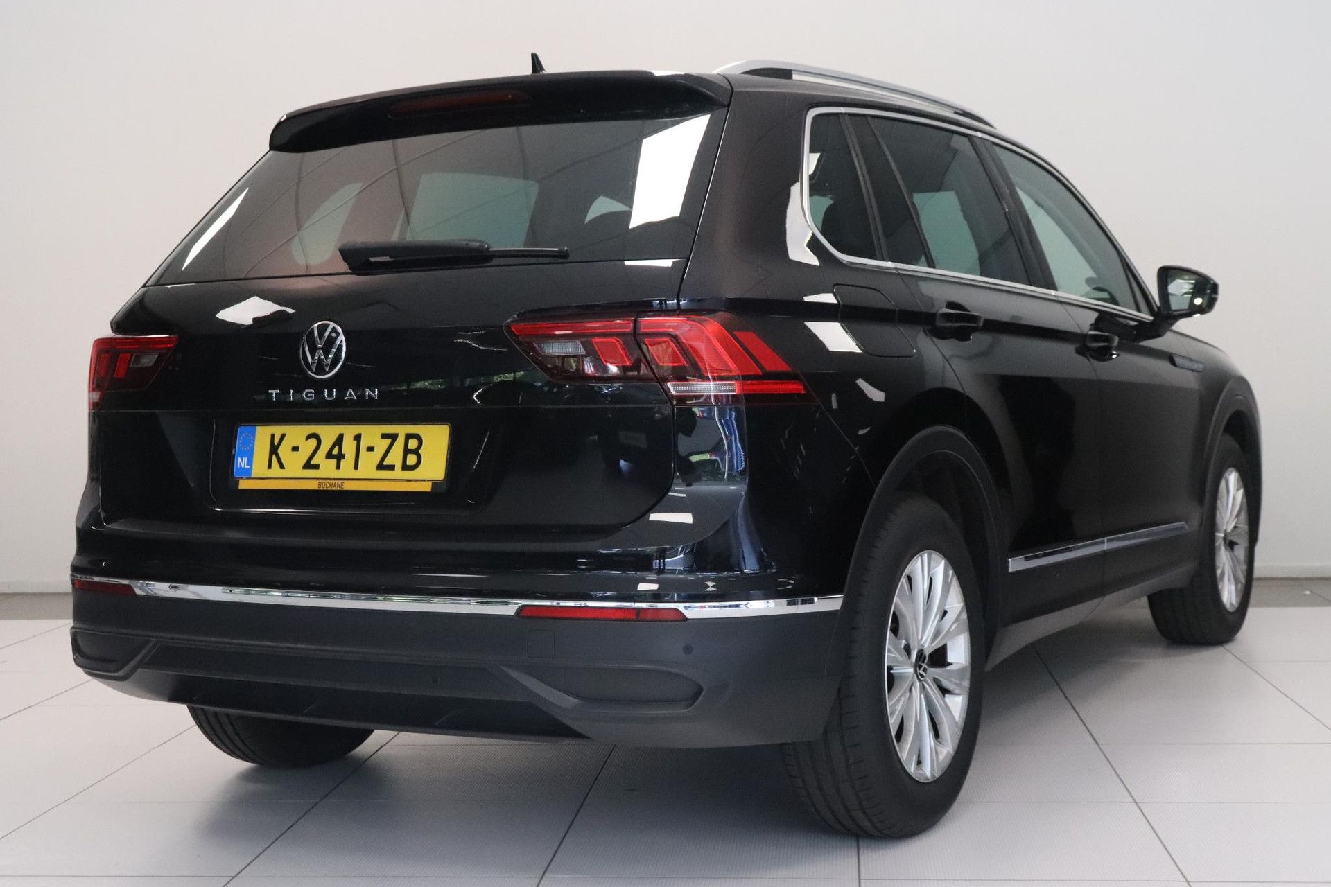 Volkswagen Tiguan met kenteken K-241-ZB – achteraanzicht
