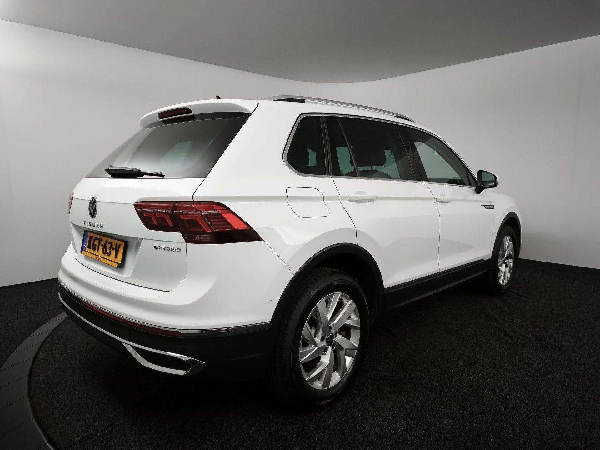 Volkswagen Tiguan met kenteken KGT-63-V – achteraanzicht