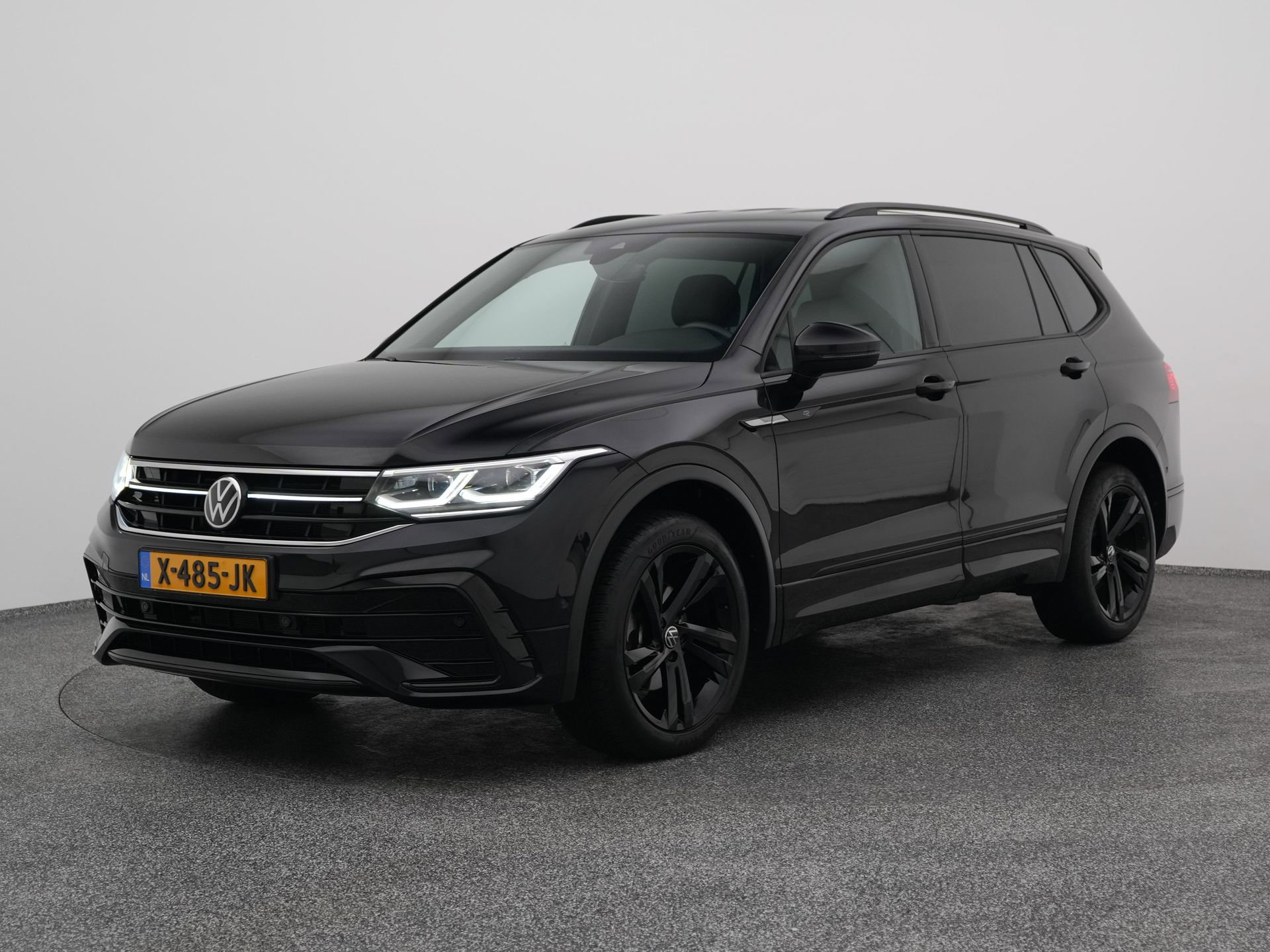 Volkswagen Tiguan met kenteken X-485-JK – vooraanzicht