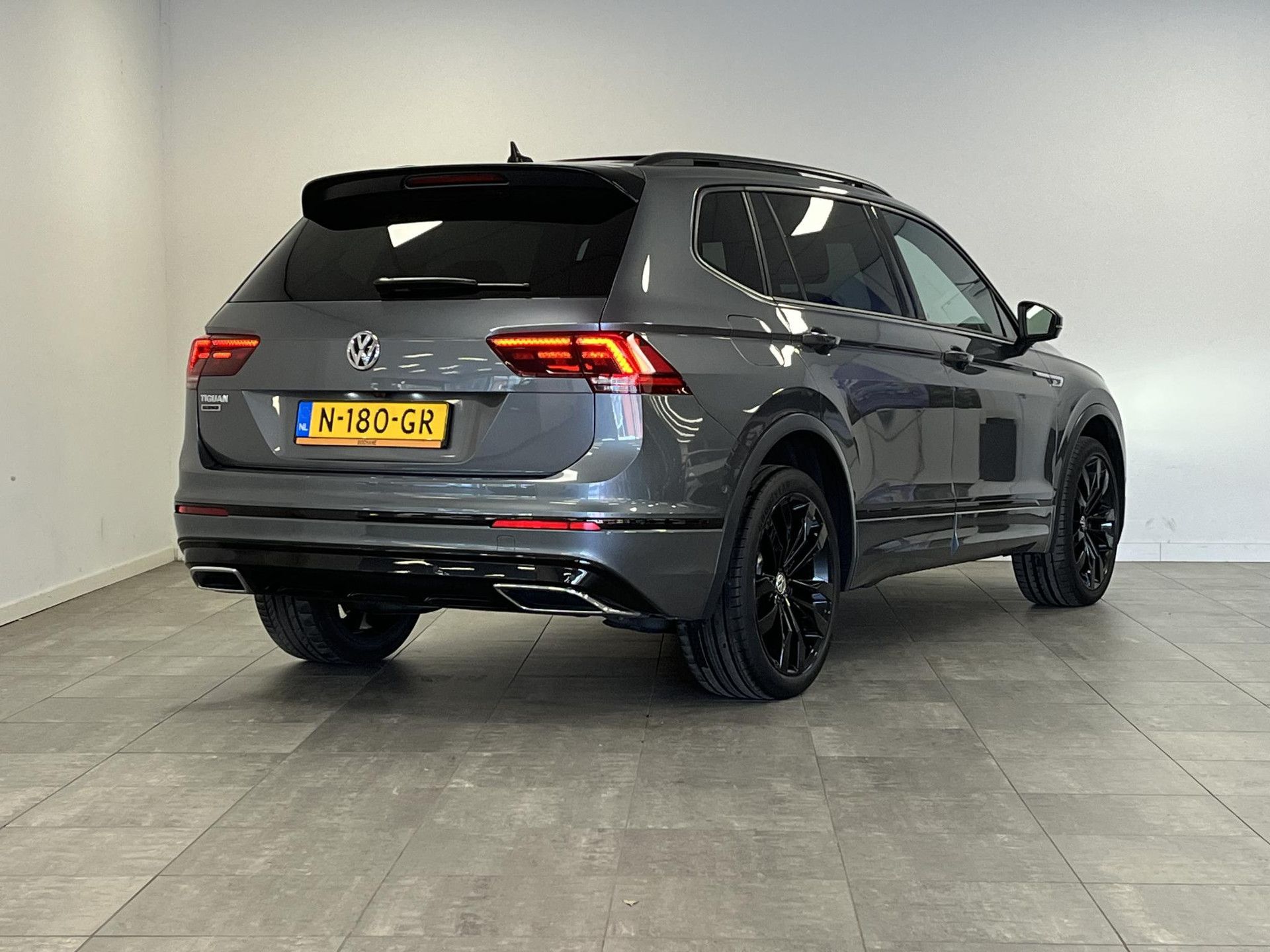 Volkswagen TiguanAllspace met kenteken N-180-GR – achteraanzicht