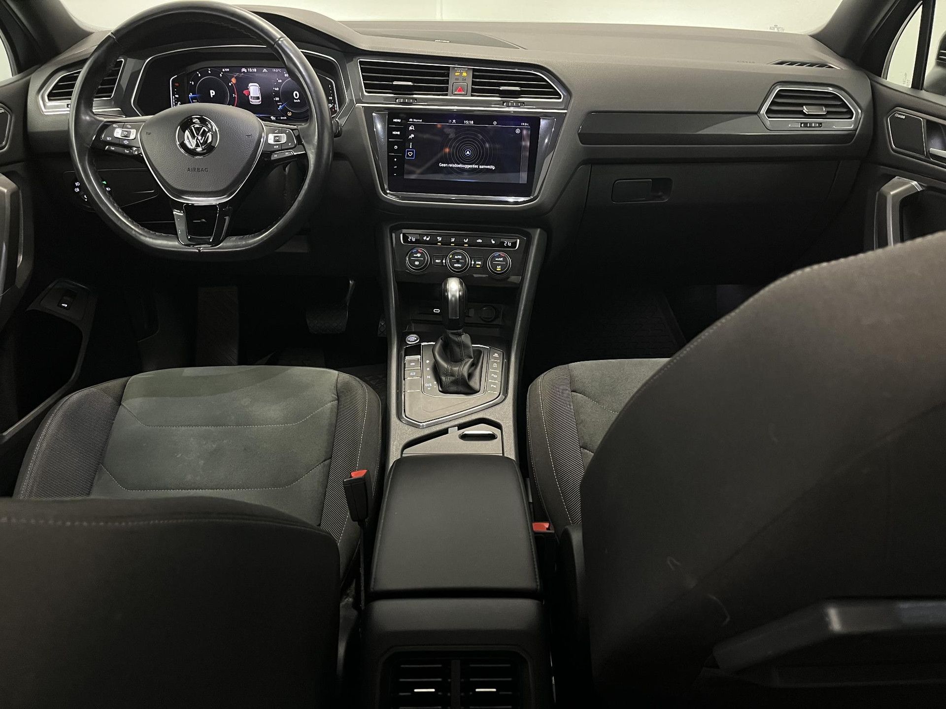 Volkswagen TiguanAllspace met kenteken N-180-GR – interieur