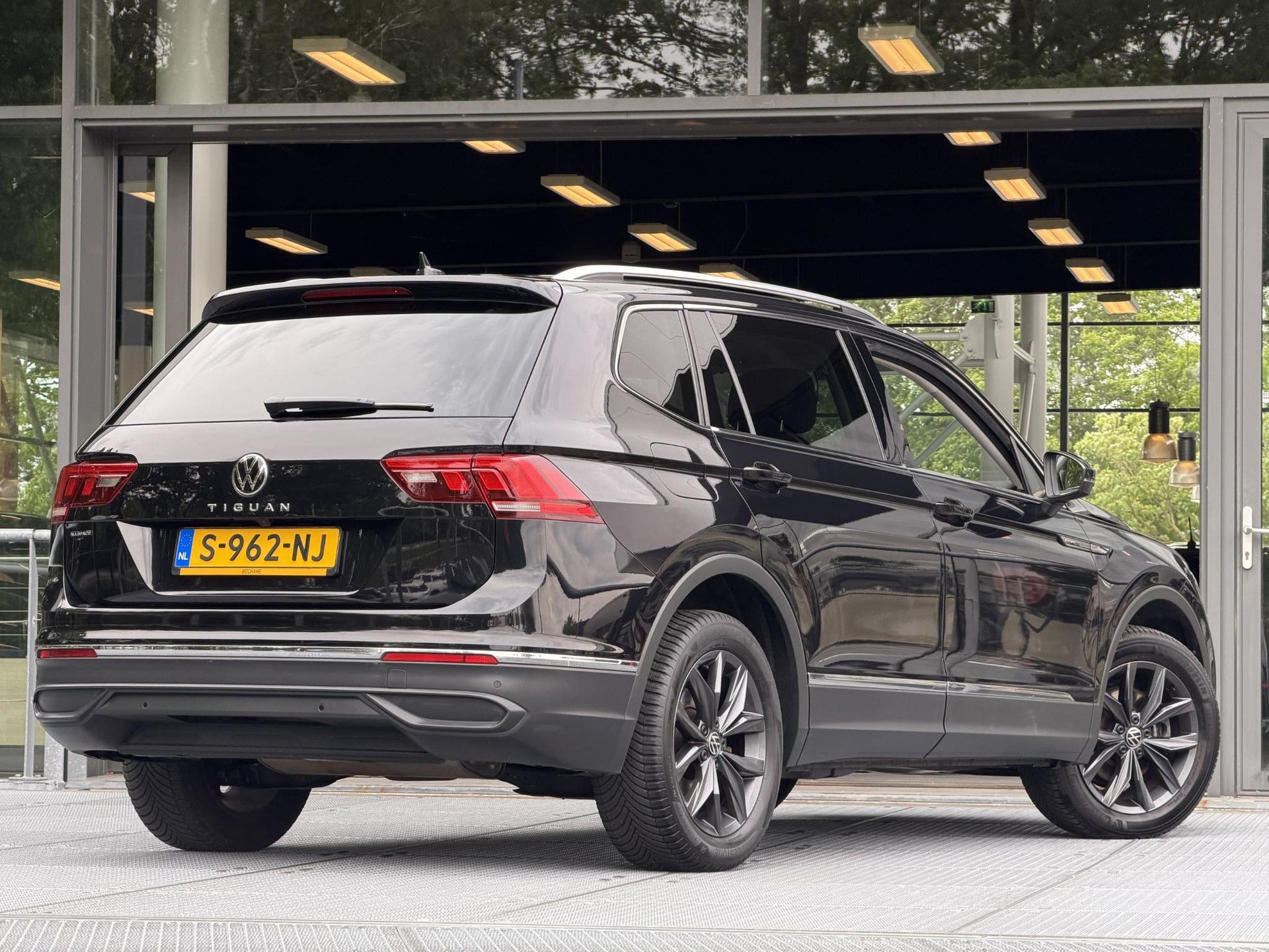 Volkswagen TiguanAllspace met kenteken S-962-NJ – achteraanzicht