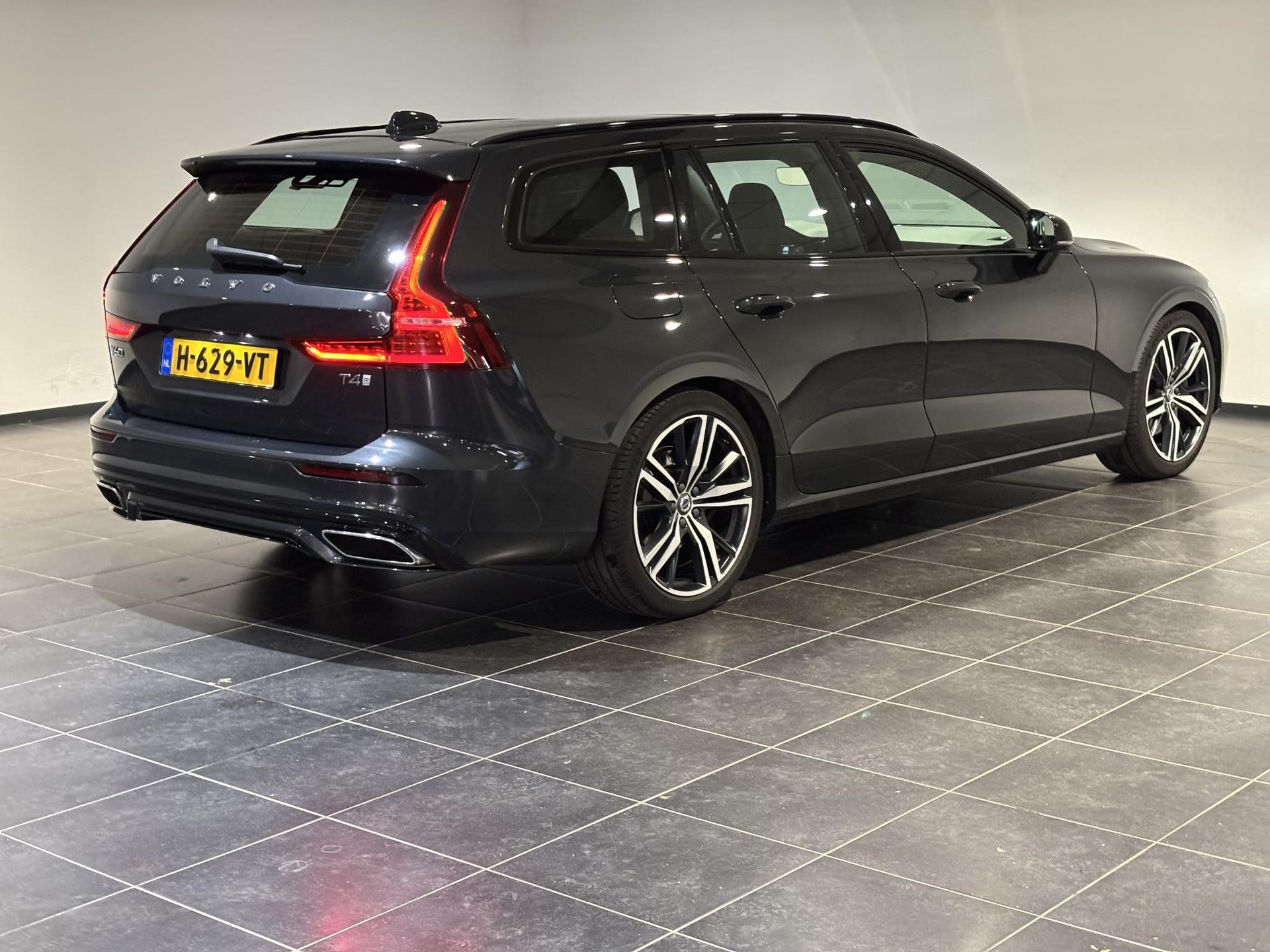 Volvo V60 met kenteken H-629-VT – achteraanzicht