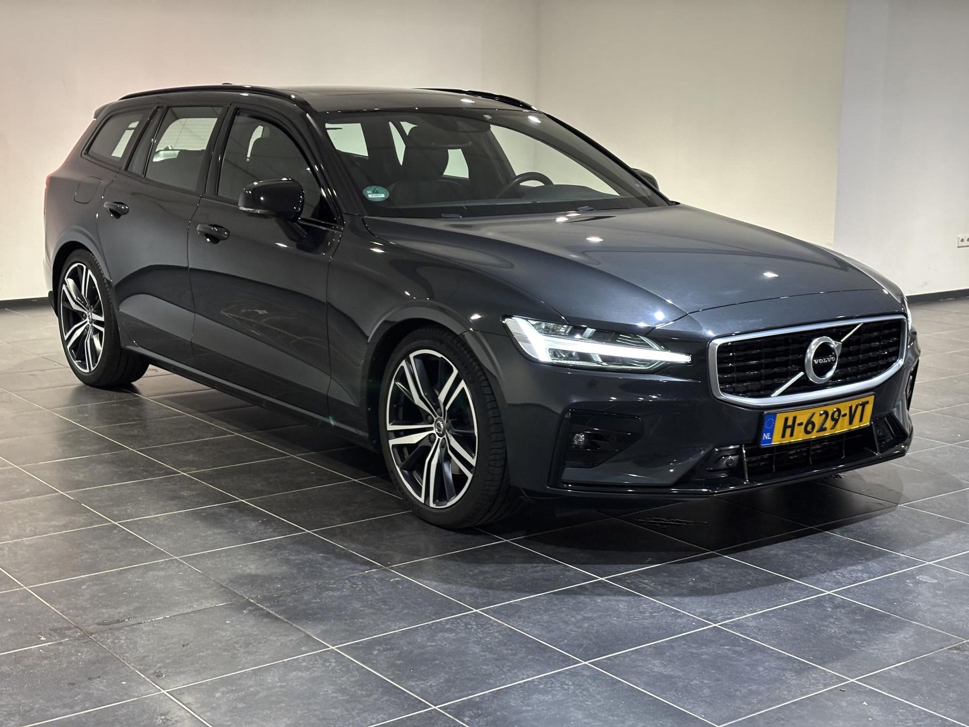 Volvo V60 met kenteken H-629-VT – detailfoto