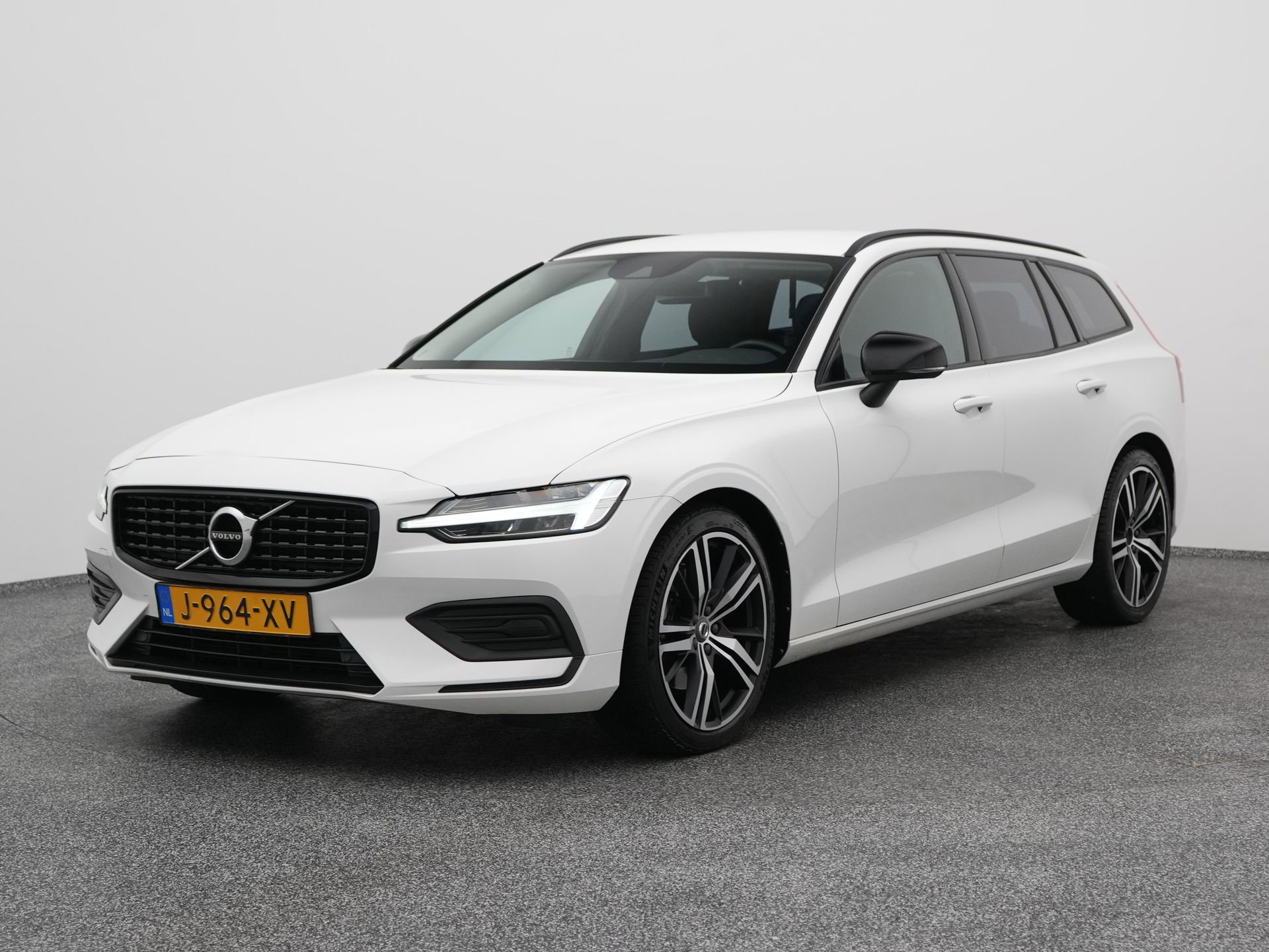 Volvo V60 met kenteken J-964-XV – vooraanzicht