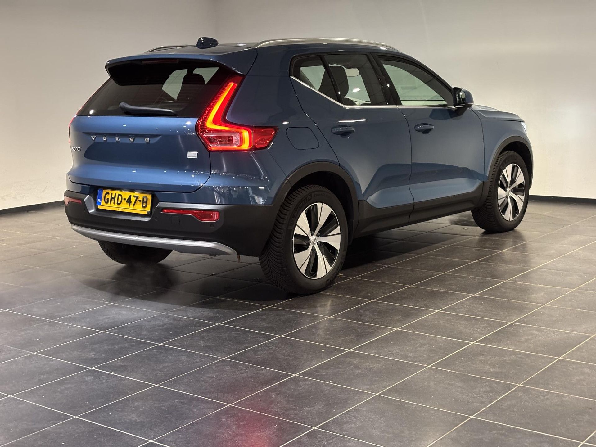 Volvo XC40 met kenteken GHD-47-B – achteraanzicht