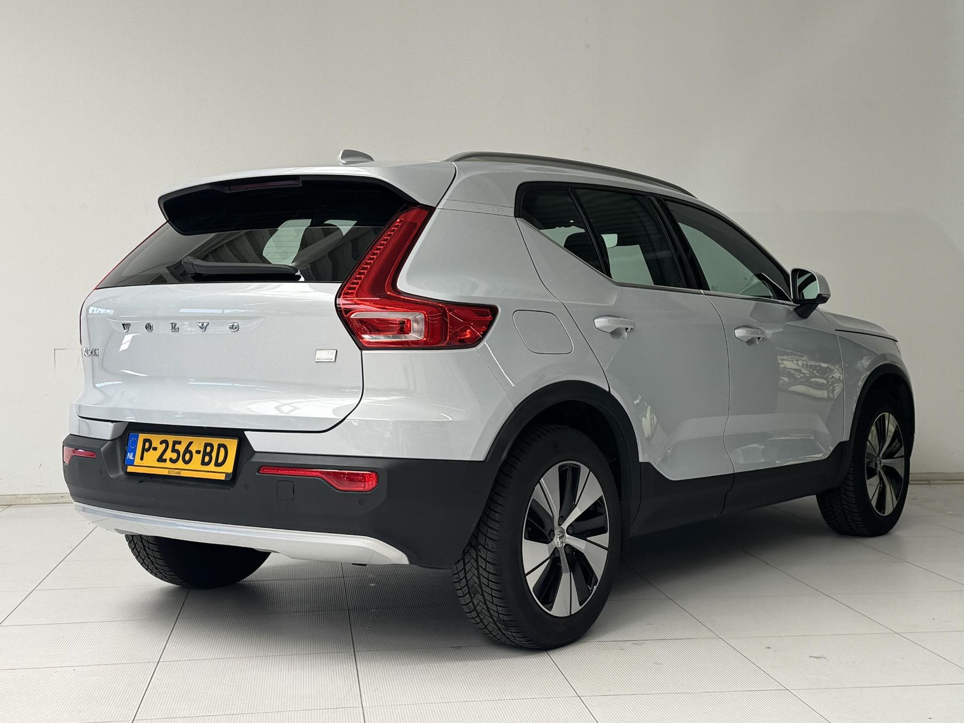Volvo XC40 met kenteken P-256-BD – achteraanzicht